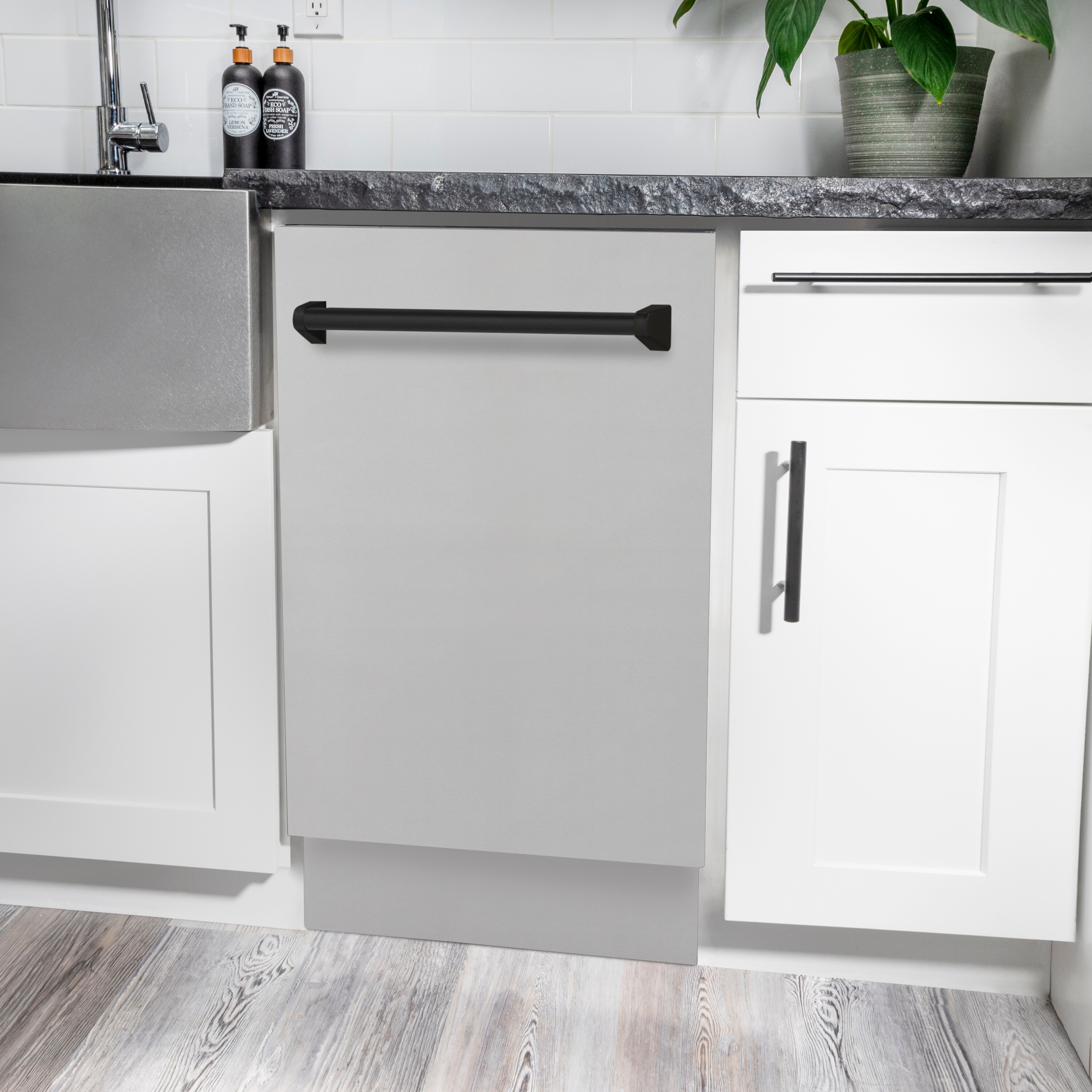 Lavavajillas empotrado de control superior de 18 pulgadas de la Edición Autógrafa de ZLINE KITCHEN & BATH con tercer estante (tina de acero inoxidable con panel de acero inoxidable y mango negro mate) ENERGY STAR, nivel de sonido estándar de 51 decibeles DWVZ-304-18-MB