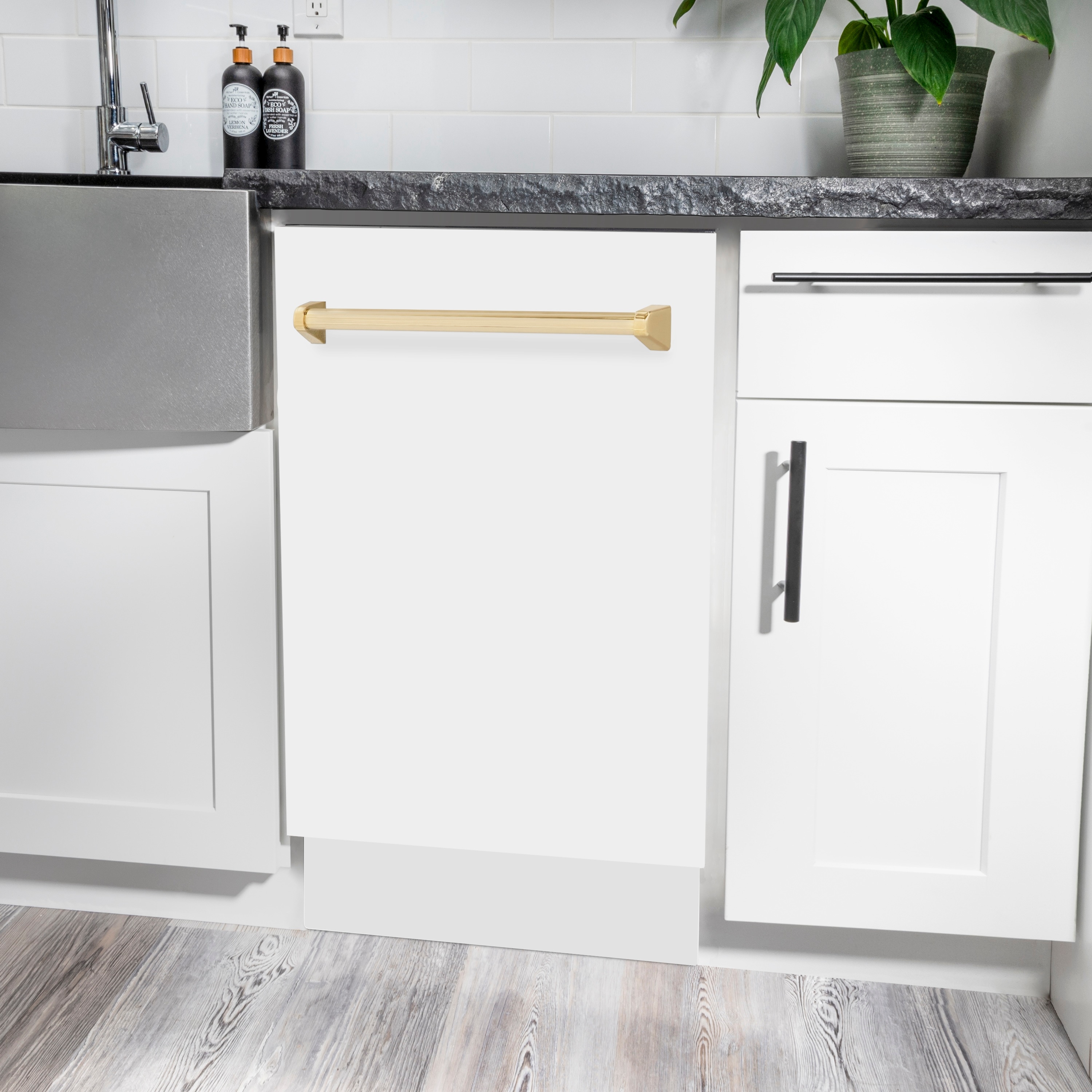 Lavavajillas Empotrado de 18 pulgadas con Tercer Estante de ZLINE KITCHEN & BATH Edición Autograph (Tina de Acero Inoxidable con Panel Blanco Mate y Mango Dorado Pulido) ENERGY STAR, Nivel de Sonido Estándar de 51 Decibeles DWVZ-WM-18-G