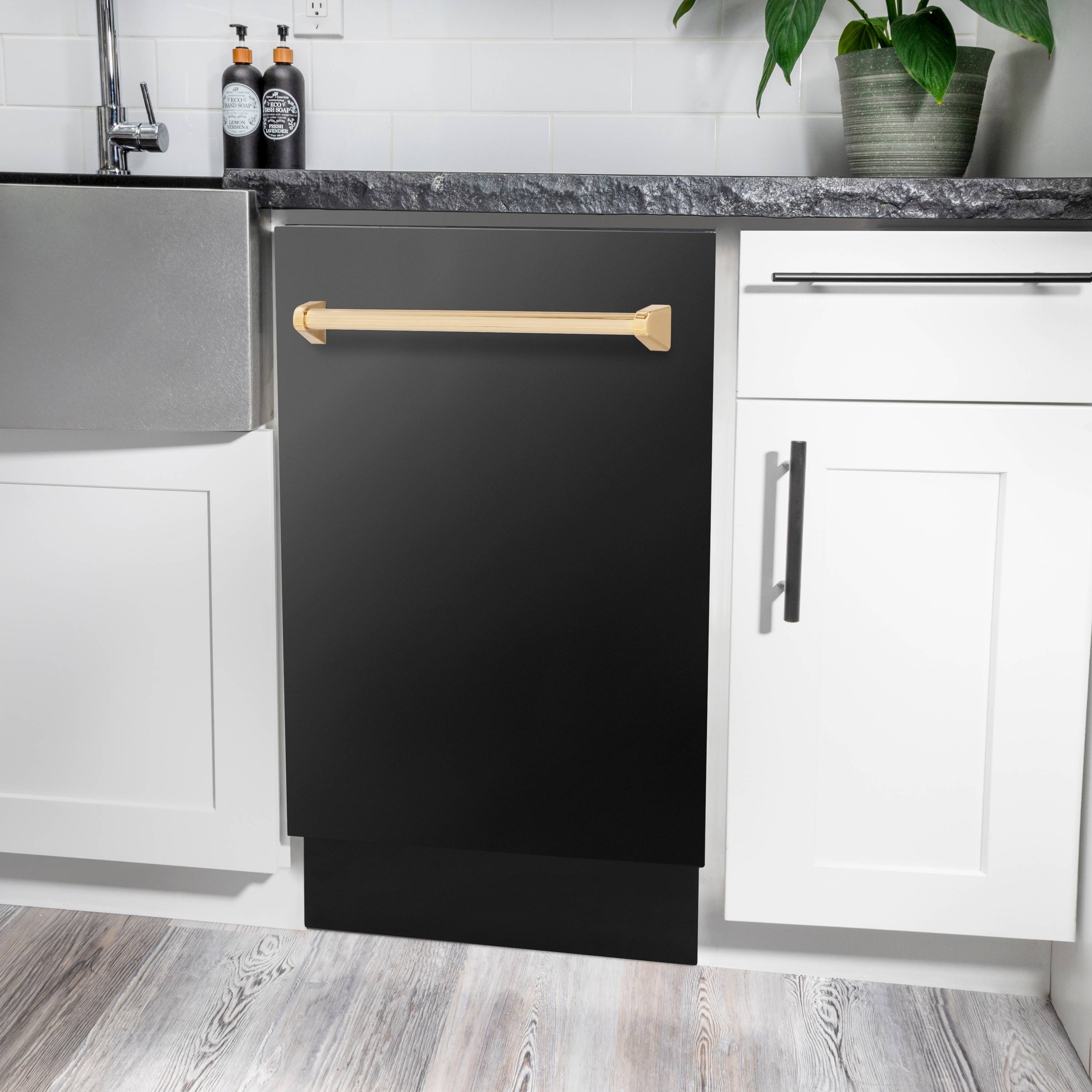 Lavavajillas Empotrado con Control Superior de 18 pulgadas de Edición Autógrafa de ZLINE KITCHEN & BATH con Tercer Riel (Tina de Acero Inoxidable con Panel de Acero Inoxidable Negro y Mango Dorado Pulido) Certificado ENERGY STAR, Nivel de Sonido Estándar de 51 Decibeles DWVZ-BS-18-G.