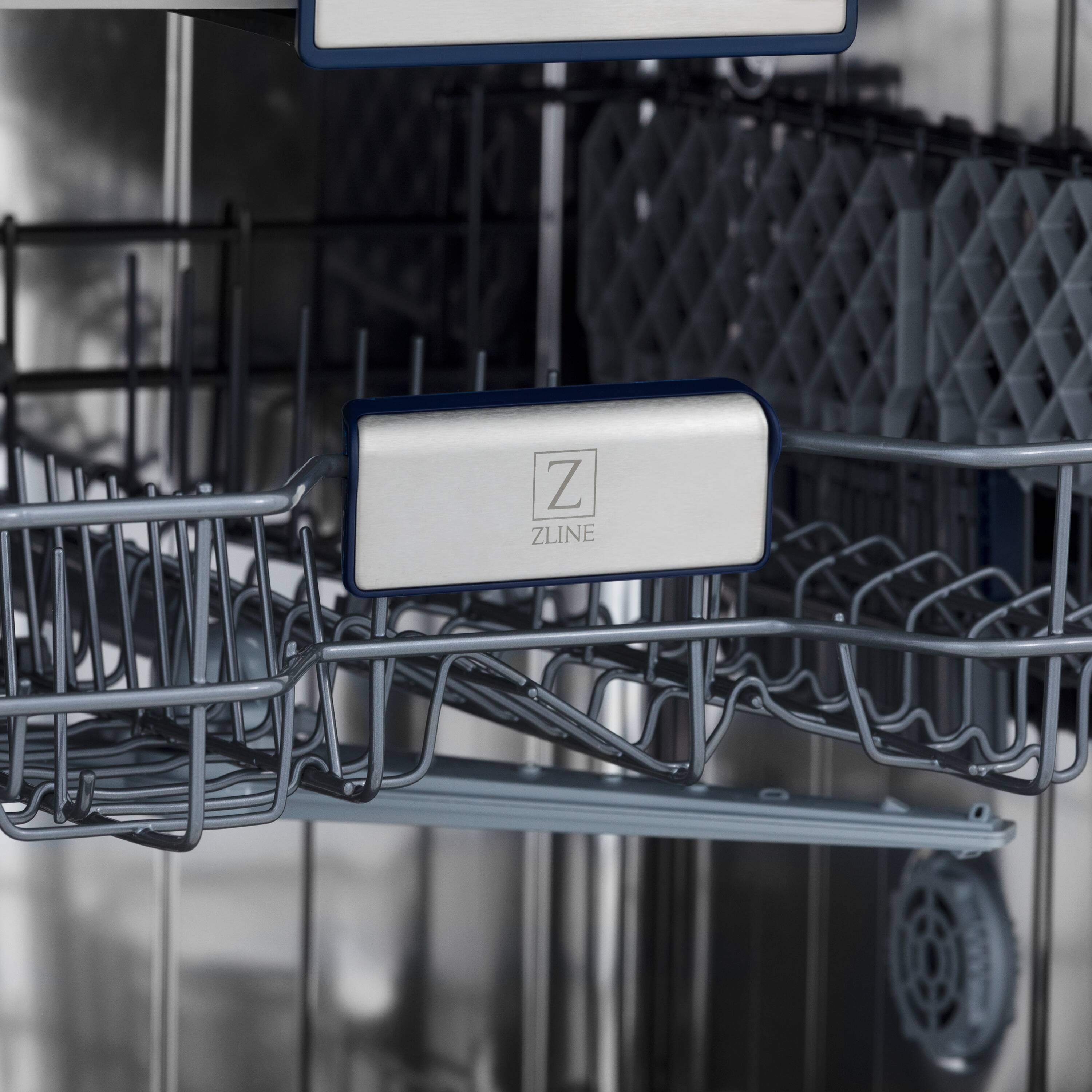 Lavavajillas Empotrado con Control Superior de 18 pulgadas de Edición Autógrafa de ZLINE KITCHEN & BATH con Tercer Riel (Tina de Acero Inoxidable con Panel de Acero Inoxidable Negro y Mango Dorado Pulido) Certificado ENERGY STAR, Nivel de Sonido Estándar de 51 Decibeles DWVZ-BS-18-G.