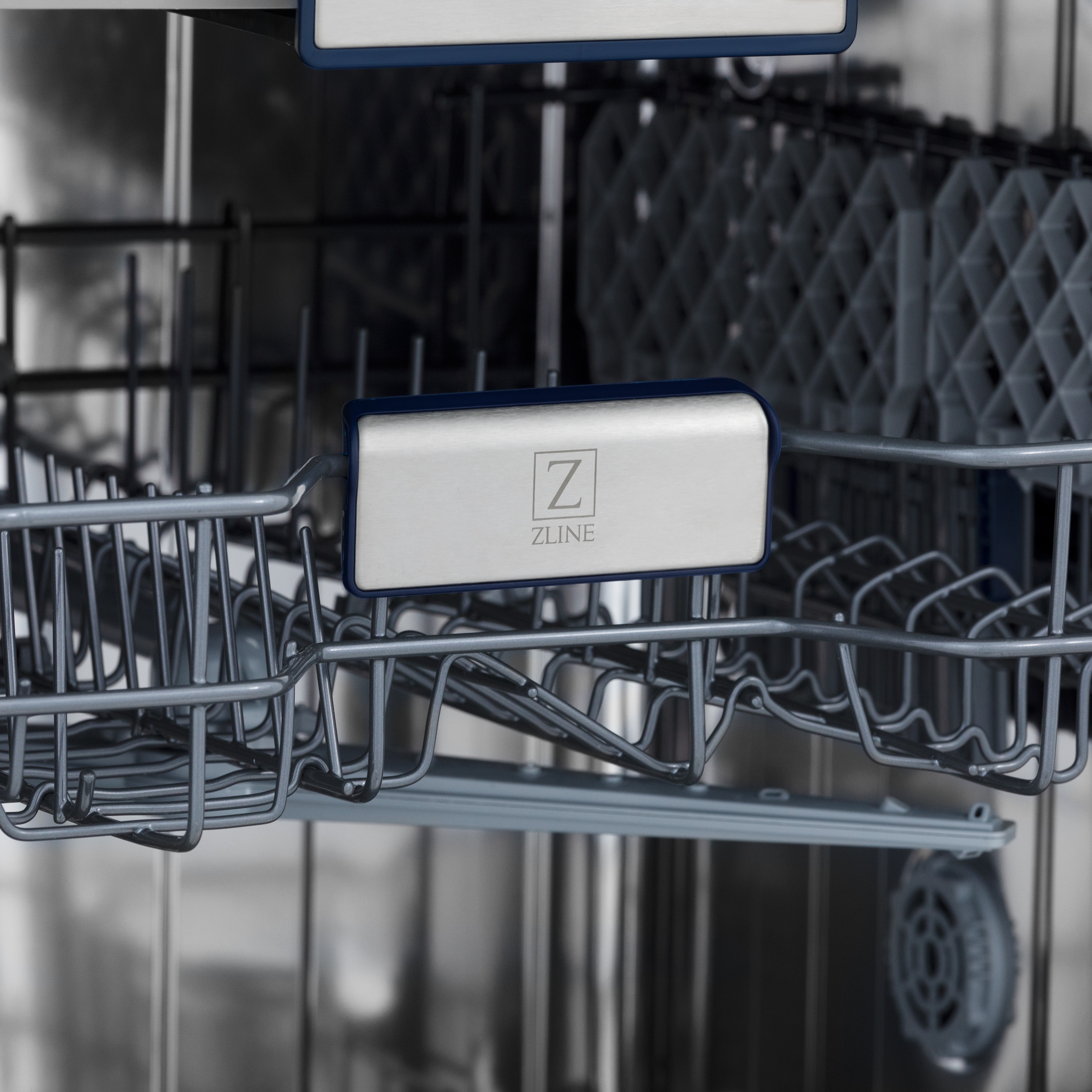 Lavavajillas empotrado de 18 pulgadas de la Edición Autógrafo de ZLINE KITCHEN & BATH con Tercer Rack (Tina de Acero Inoxidable con Panel de Acero Inoxidable Negro y Mango de Bronce Champagne) certificado ENERGY STAR, Nivel de Sonido Estándar de 51 Decibeles DWVZ-BS-18-CB