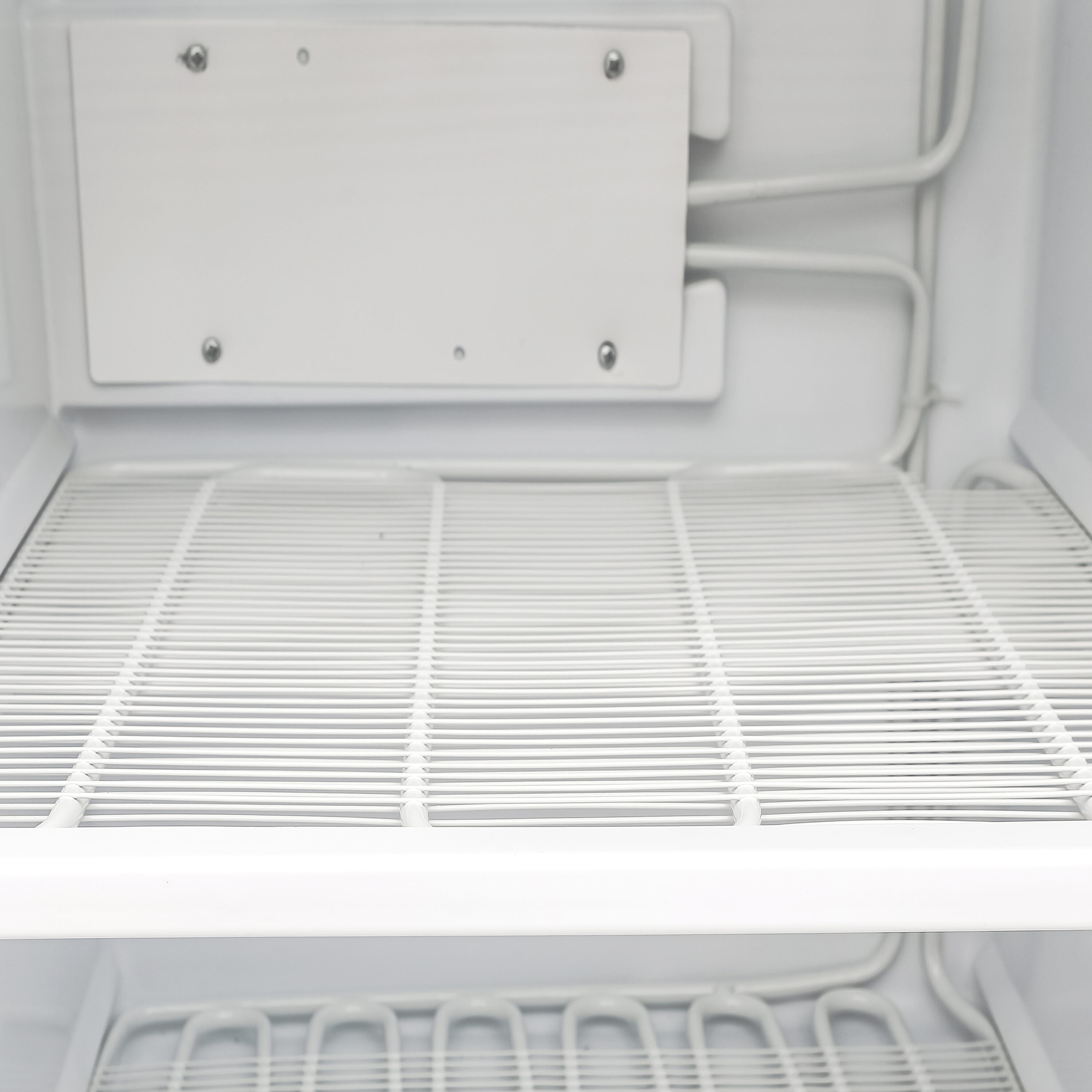 Congelador de pie listo para el garaje de 6 pies cúbicos en blanco