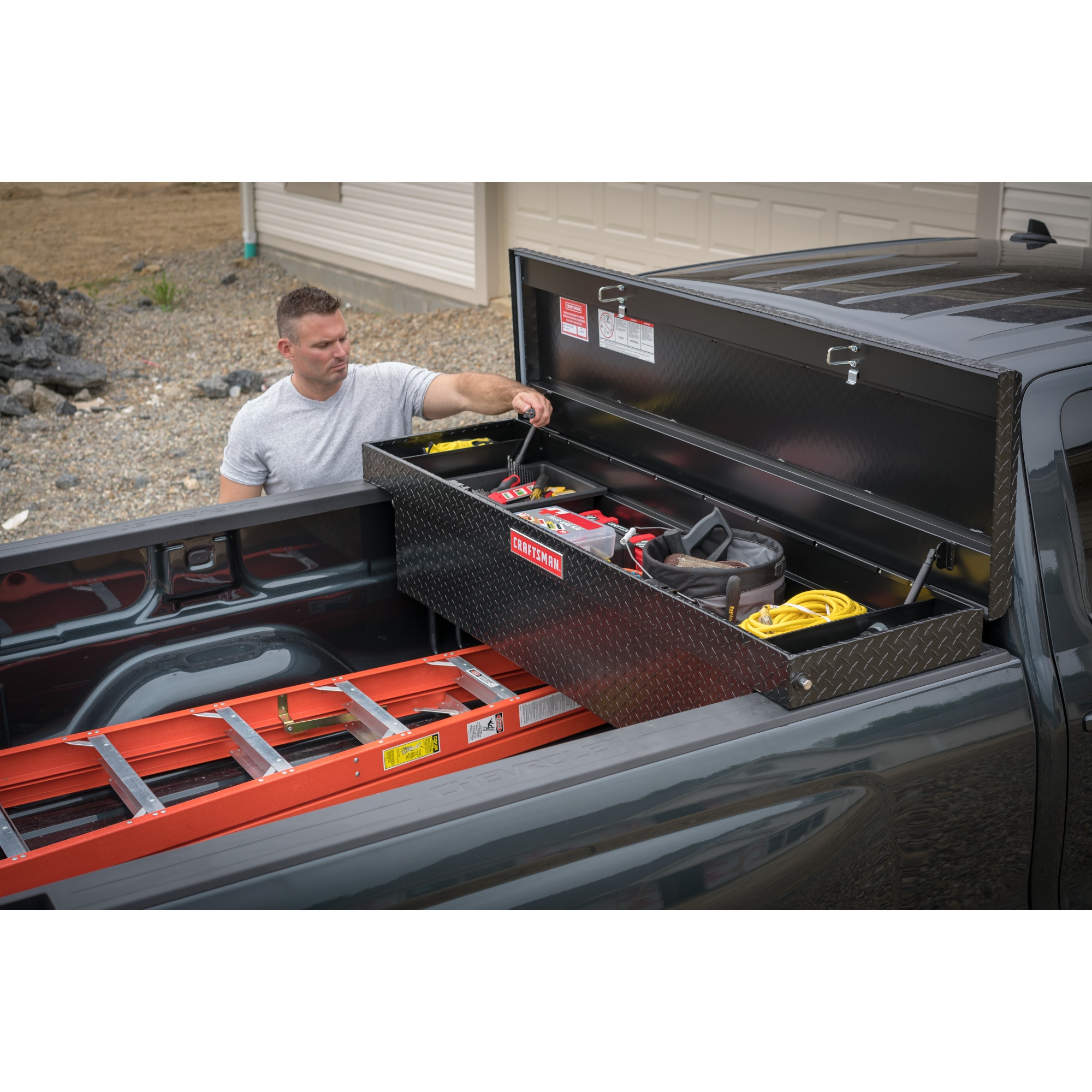 Caja de herramientas para camioneta tipo crossover de aluminio negro mate de 71.3 pulgadas x 19.5 pulgadas x 17.2 pulgadas Craftsmen CMXTBAK1005301