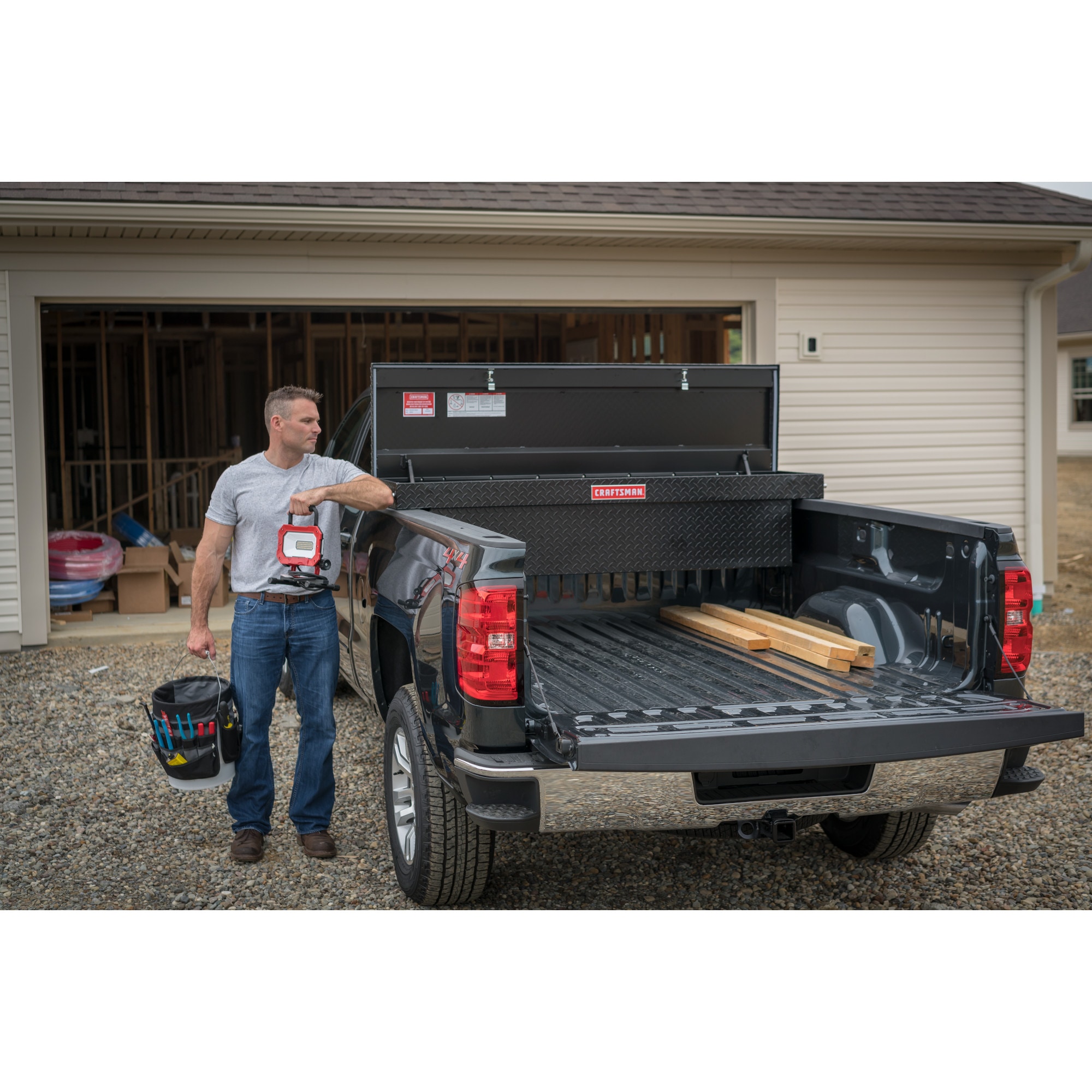 Caja de herramientas para camioneta tipo crossover de aluminio negro mate de 71.3 pulgadas x 19.5 pulgadas x 17.2 pulgadas Craftsmen CMXTBAK1005301