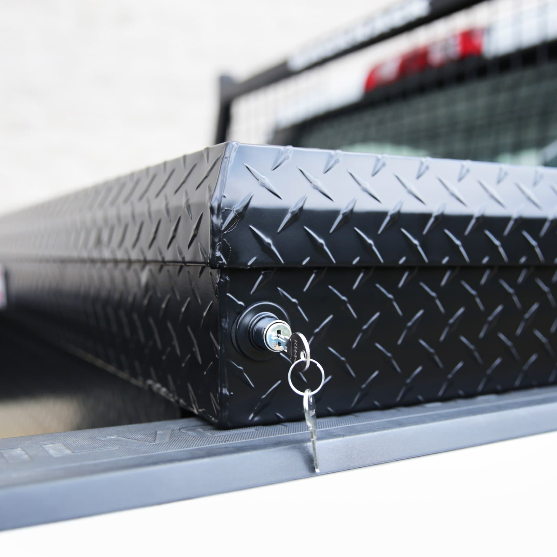 Caja de herramientas para camioneta tipo crossover de aluminio negro mate de 71.3 pulgadas x 19.5 pulgadas x 17.2 pulgadas Craftsmen CMXTBAK1005301