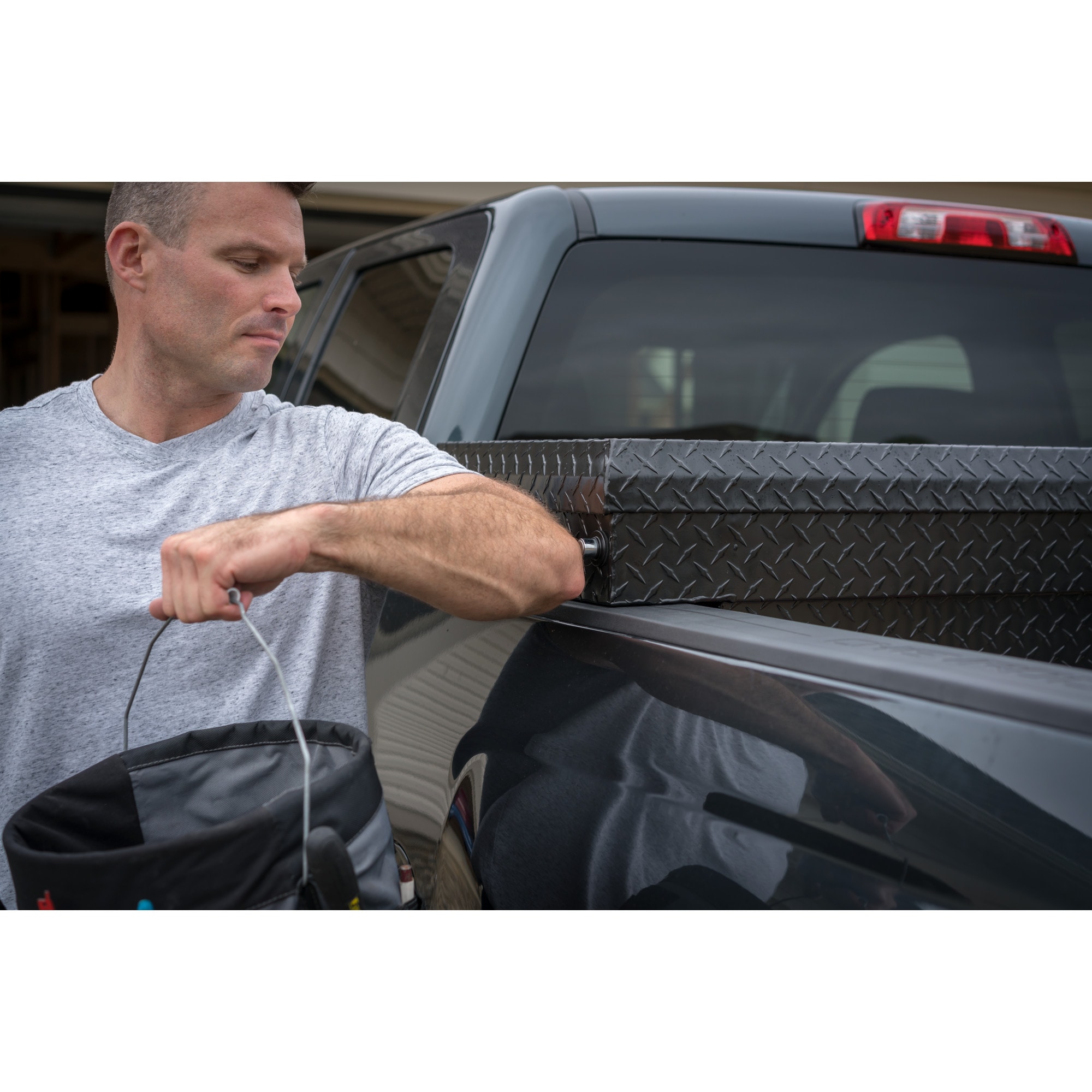 Caja de herramientas para camioneta tipo crossover de aluminio negro mate de 71.3 pulgadas x 19.5 pulgadas x 17.2 pulgadas Craftsmen CMXTBAK1005301