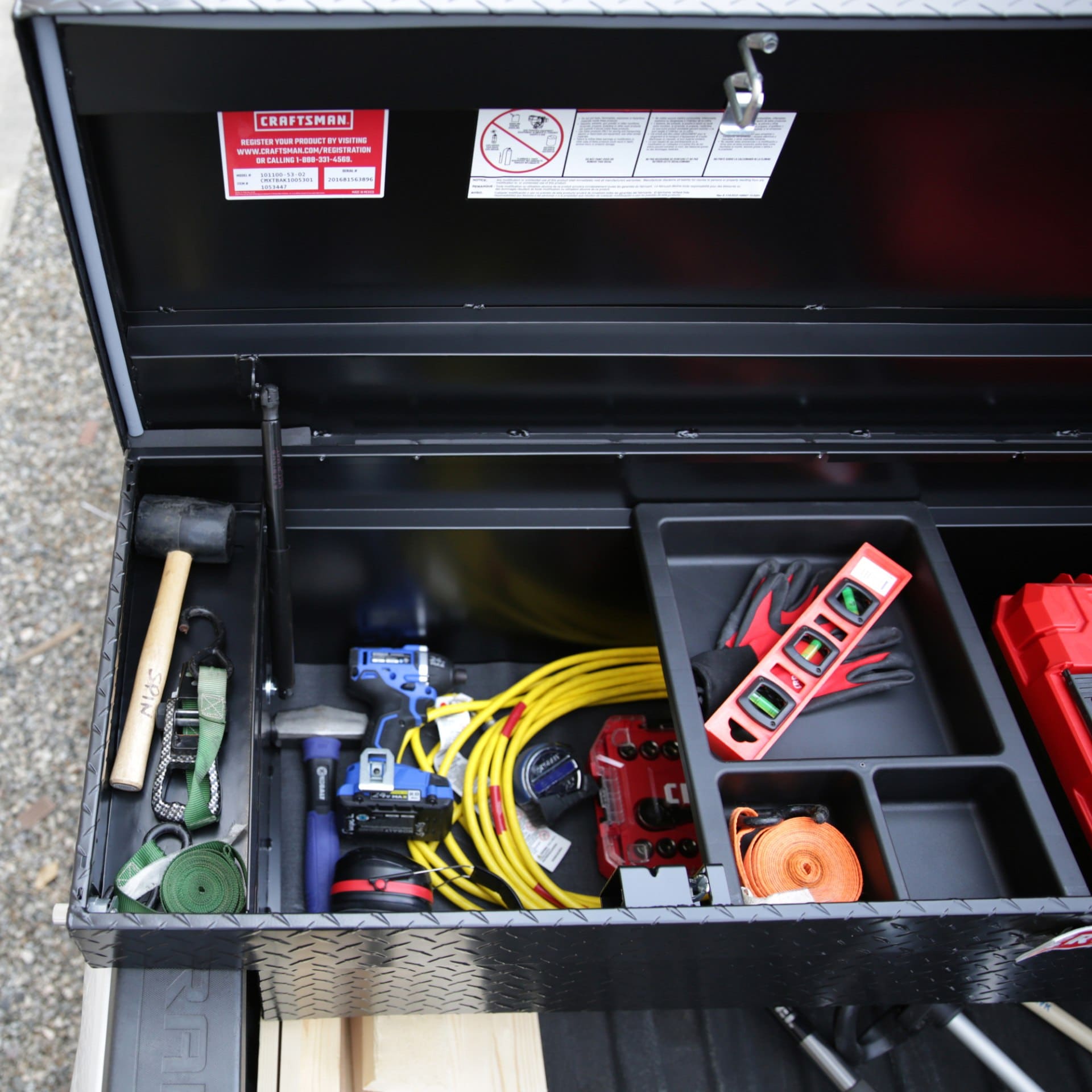 Caja de herramientas para camioneta tipo crossover de aluminio negro mate de 71.3 pulgadas x 19.5 pulgadas x 17.2 pulgadas Craftsmen CMXTBAK1005301