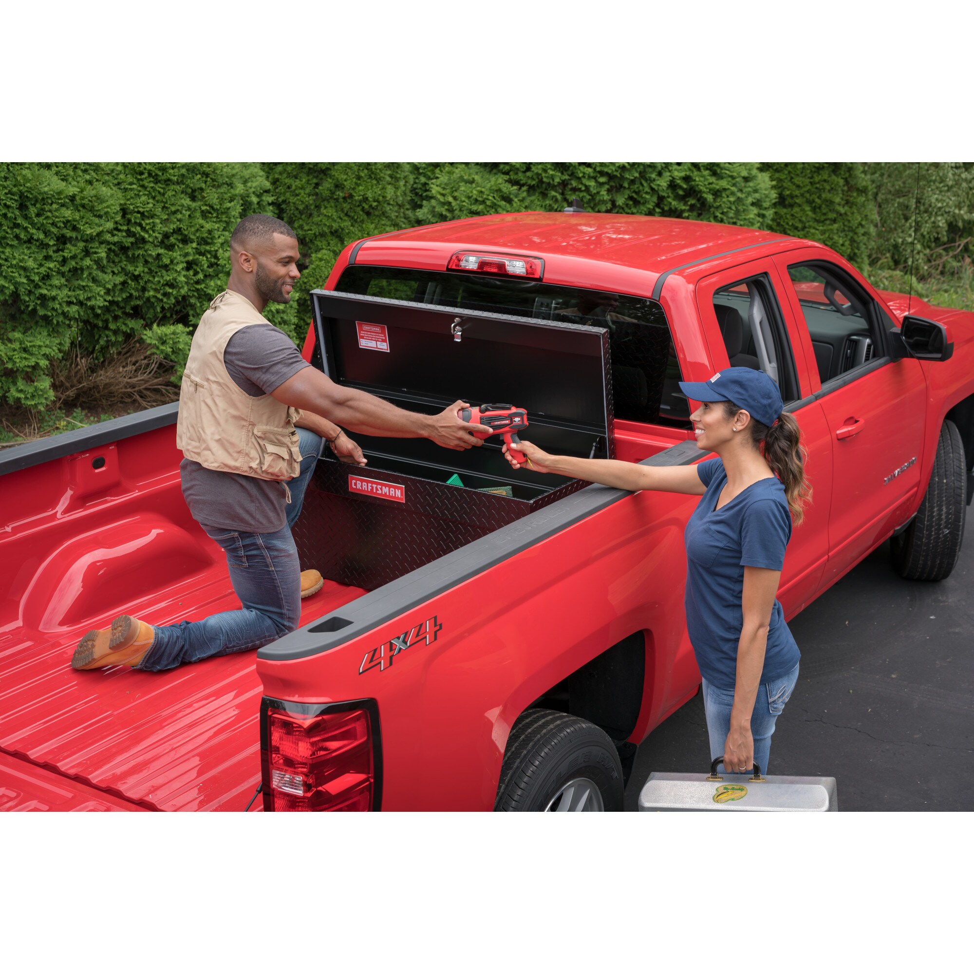 Caja de herramientas para camioneta negra mate de aluminio CRAFTSMAN 40.86 pulgadas x 19.57 pulgadas x 19.2 pulgadas