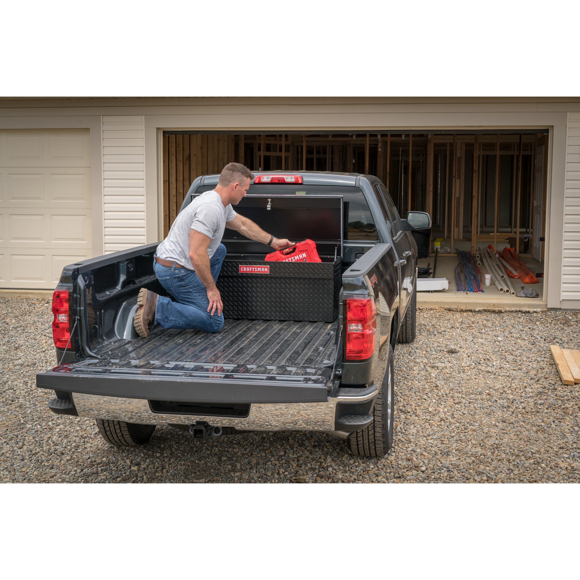 Caja de herramientas para camioneta negra mate de aluminio CRAFTSMAN 40.86 pulgadas x 19.57 pulgadas x 19.2 pulgadas