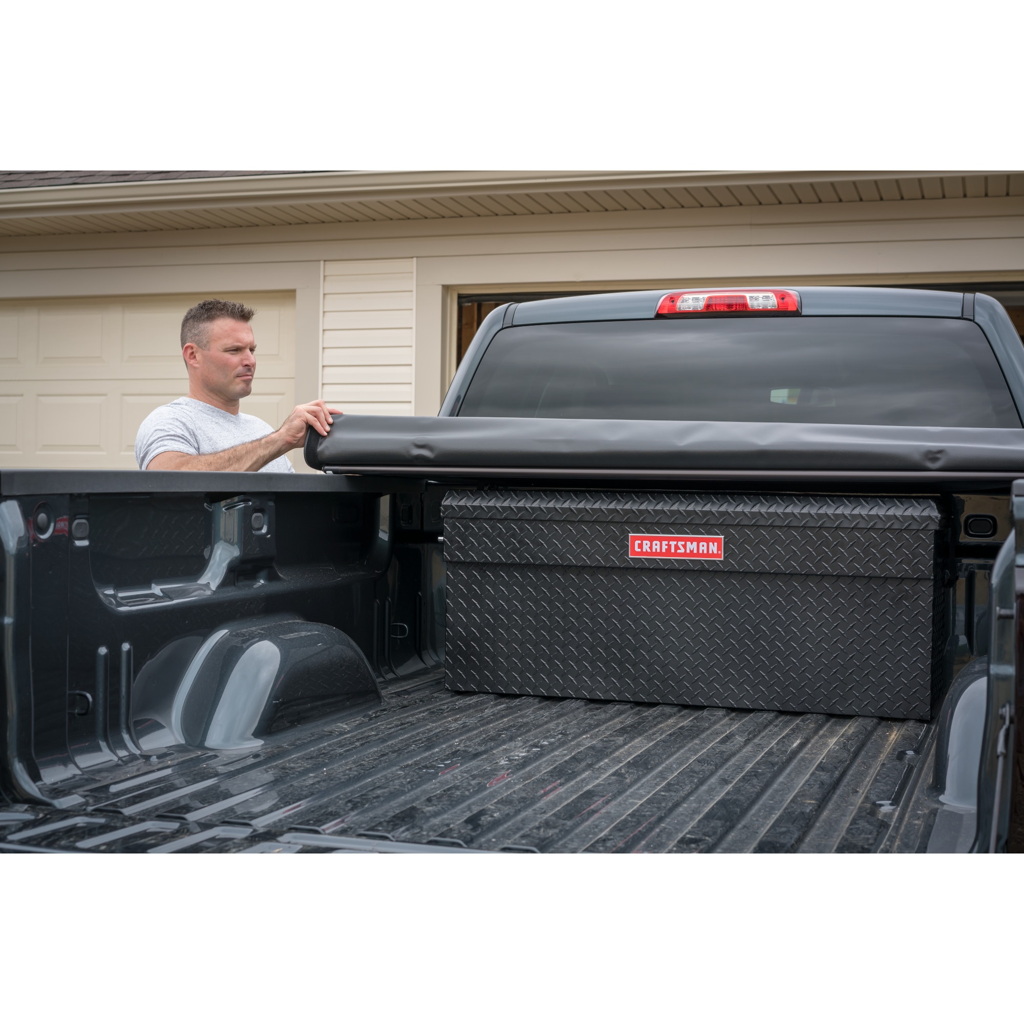 Caja de herramientas para camioneta negra mate de aluminio CRAFTSMAN 40.86 pulgadas x 19.57 pulgadas x 19.2 pulgadas