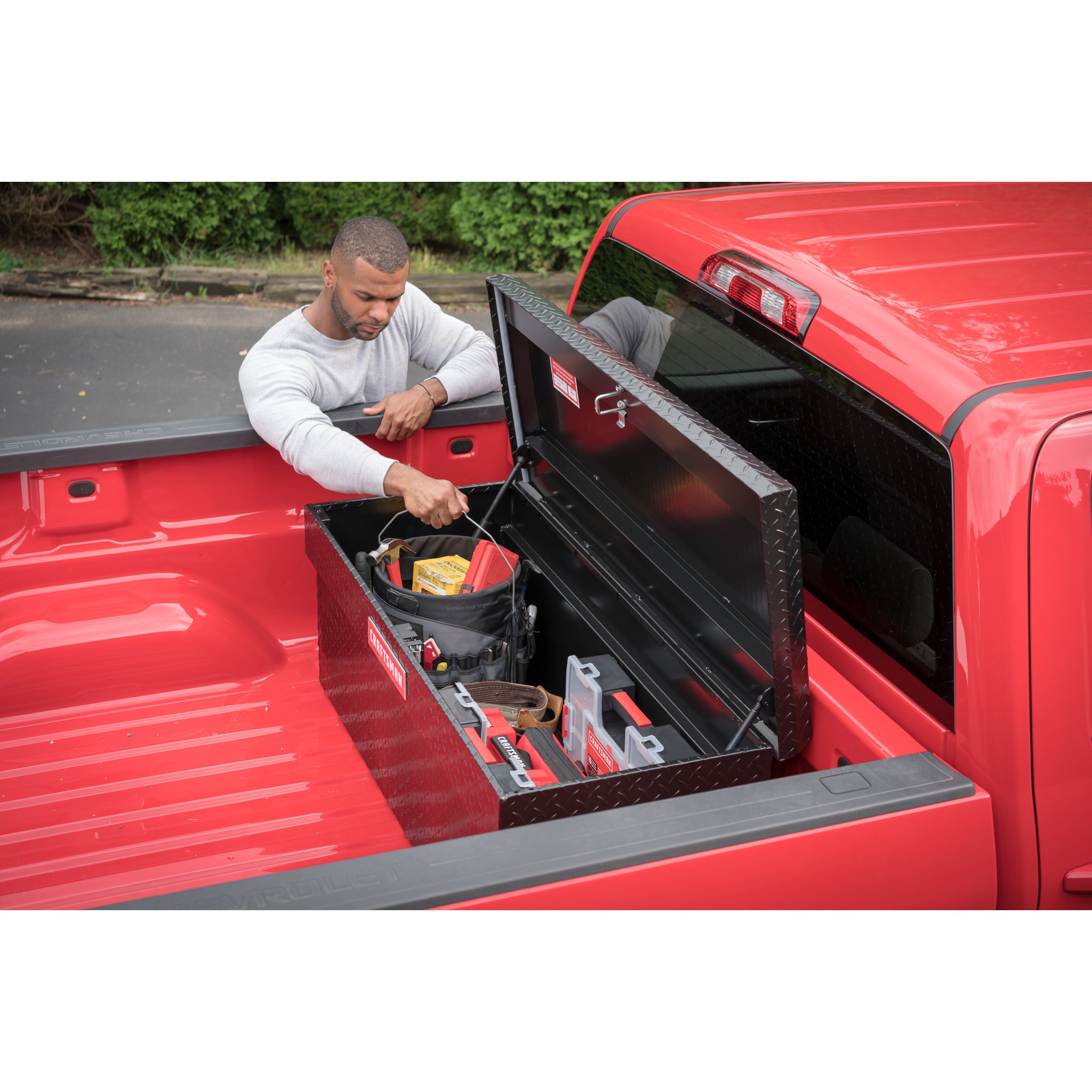 Caja de herramientas para camioneta negra mate de aluminio CRAFTSMAN 40.86 pulgadas x 19.57 pulgadas x 19.2 pulgadas