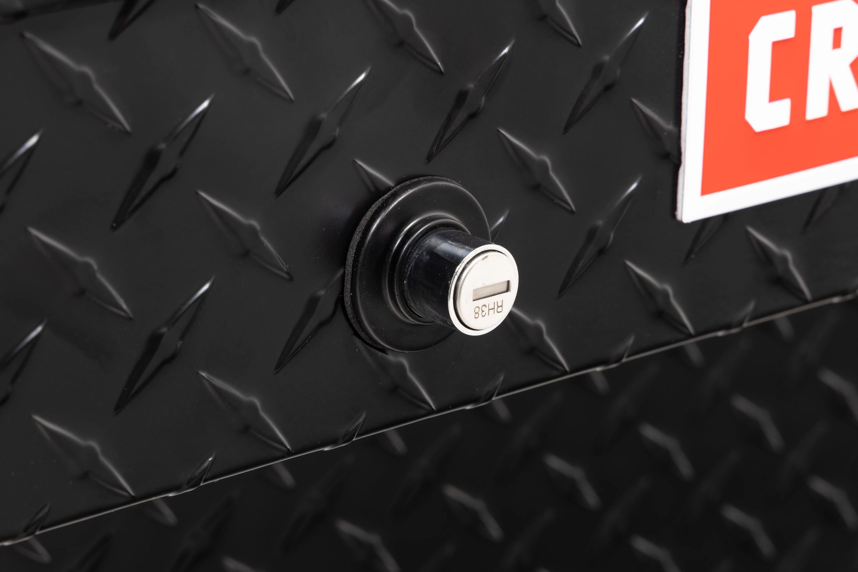 Caja de herramientas para camioneta en montaje lateral de aluminio negro mate de 46.86 pulgadas x 15.73 pulgadas x 13.27 pulgadas - Modelo 113347-53-01
