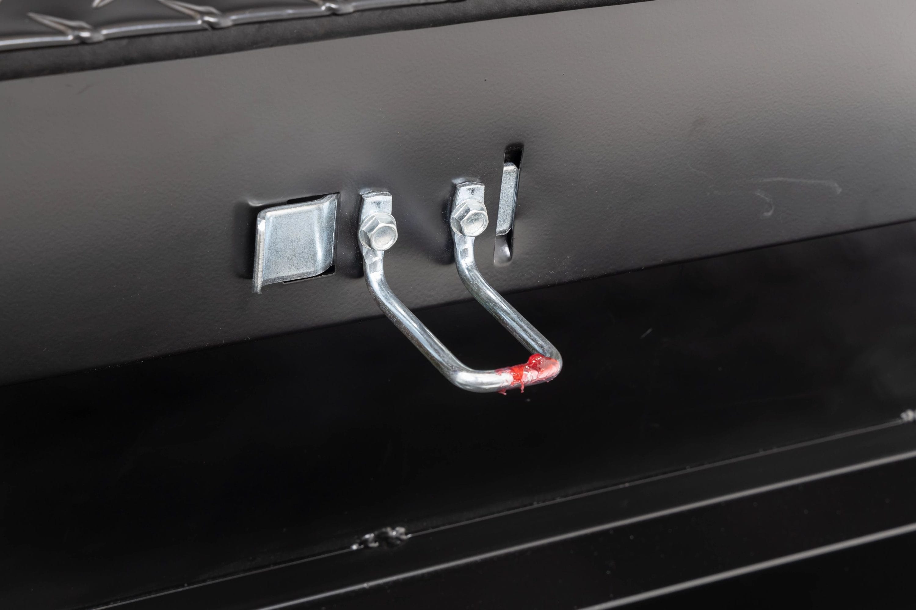 Caja de herramientas para camioneta en montaje lateral de aluminio negro mate de 46.86 pulgadas x 15.73 pulgadas x 13.27 pulgadas - Modelo 113347-53-01