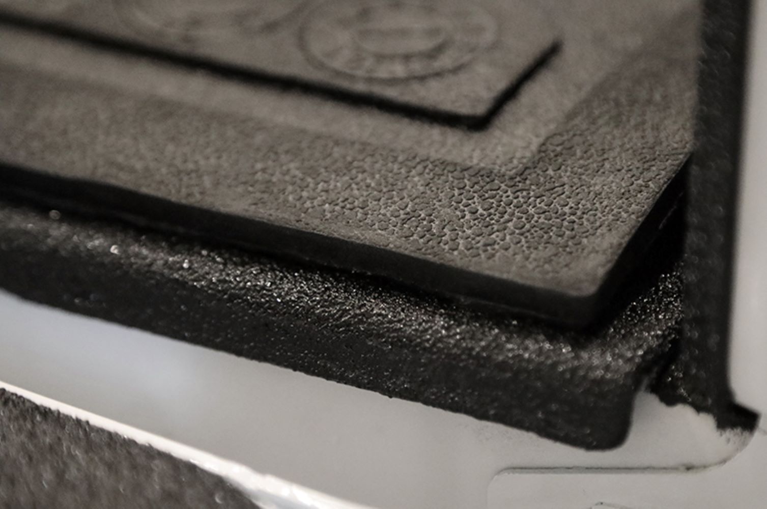 Tapete de cama de goma DEE ZEE X Series para Chevy/GMC Silverado/Sierra cama de 6.5 pies +2007 Clásica- Negro, Protege la cama, Sin Grietas ni Derrames Químicos DZ76973