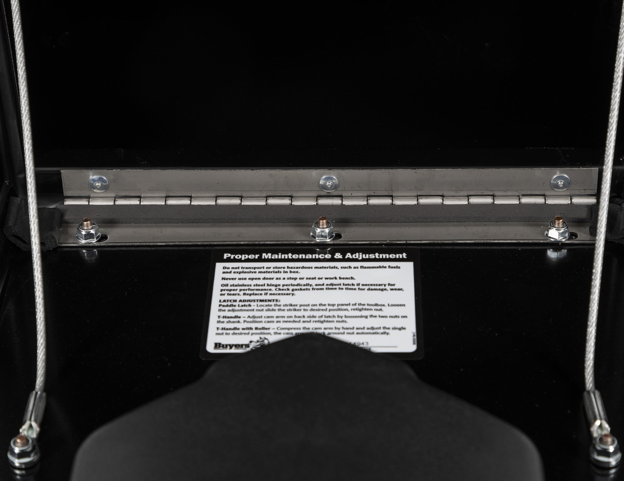 Caja de herramientas para camión de acero negro debajo del cuerpo de 15 pulgadas x 13 pulgadas x 15 pulgadas de Buyers Products
