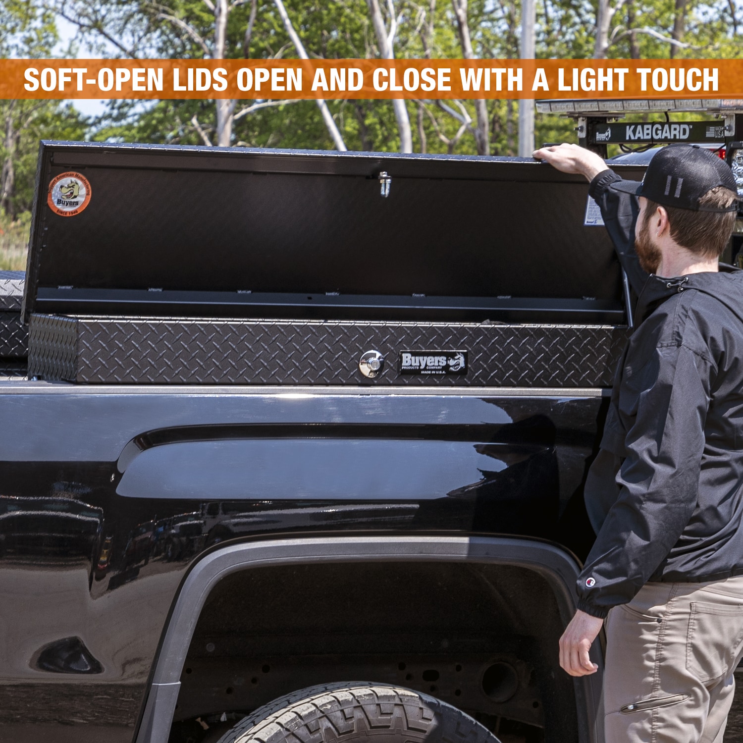 Caja de herramientas para camioneta lateral de aluminio con acabado negro mate y diseño de rombos de 70 pulgadas x 16 pulgadas x 13 pulgadas de Buyers Products