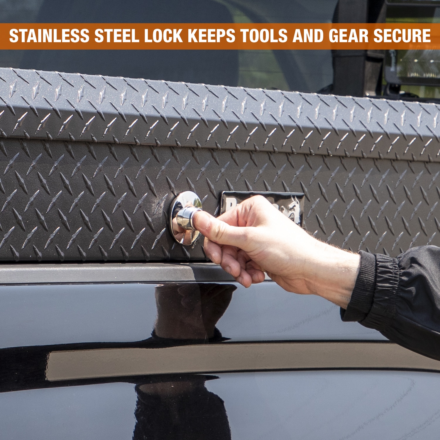 Caja de herramientas para camioneta lateral de aluminio con acabado negro mate y diseño de rombos de 70 pulgadas x 16 pulgadas x 13 pulgadas de Buyers Products