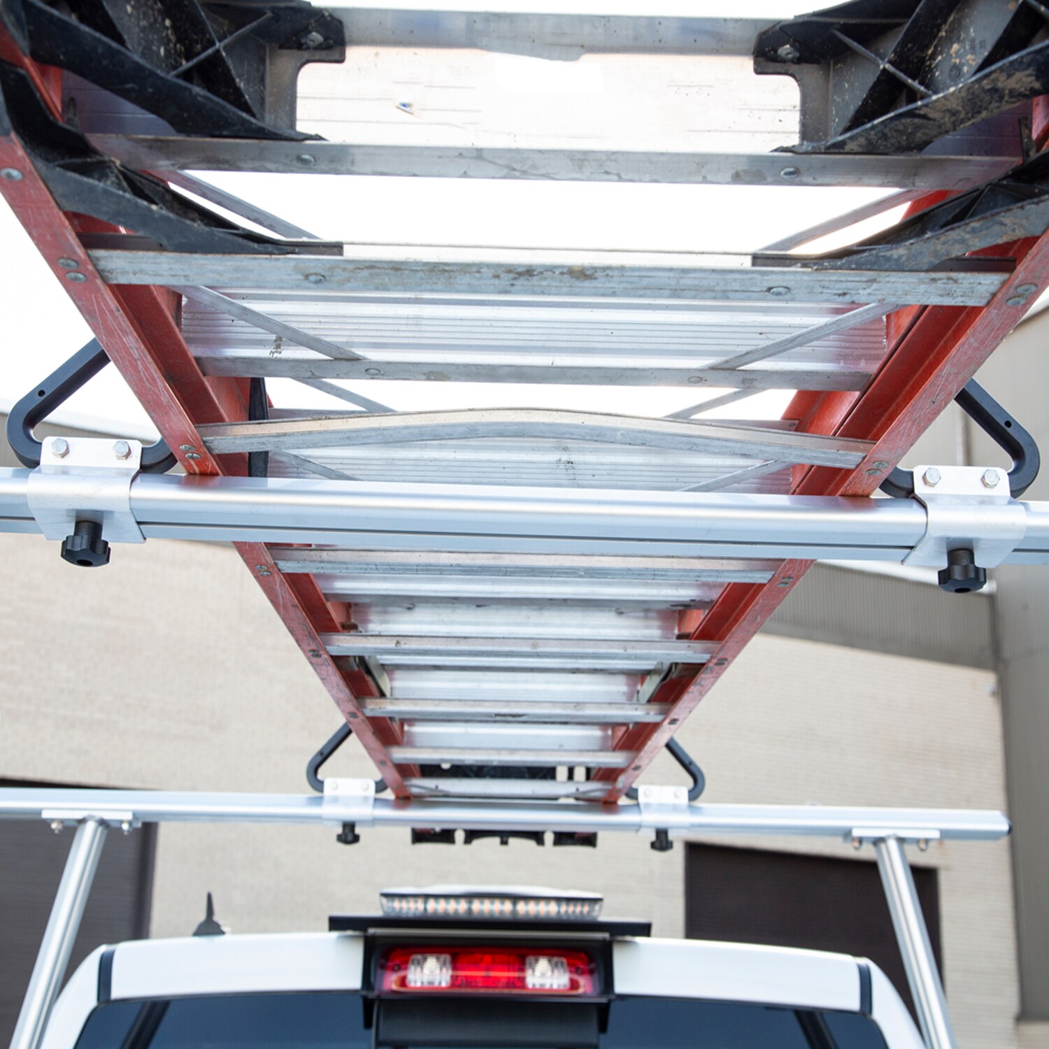 Rack para camioneta de Buyers Products de 68 pulgadas de aluminio para techo con escalera (Incluye Herrajes) 1501675