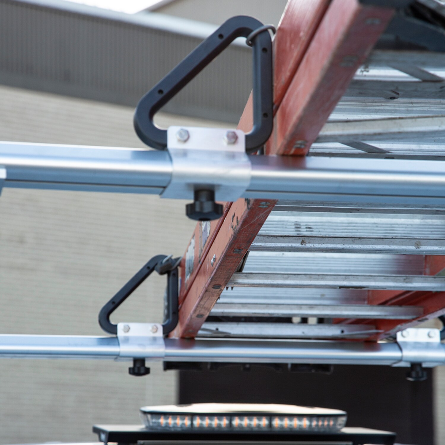 Rack para camioneta de Buyers Products de 68 pulgadas de aluminio para techo con escalera (Incluye Herrajes) 1501675