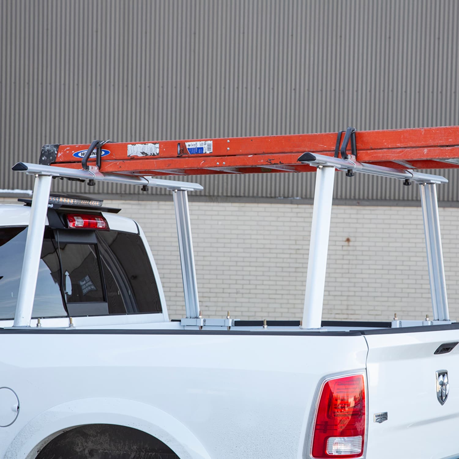 Rack para camioneta de Buyers Products de 68 pulgadas de aluminio para techo con escalera (Incluye Herrajes) 1501675