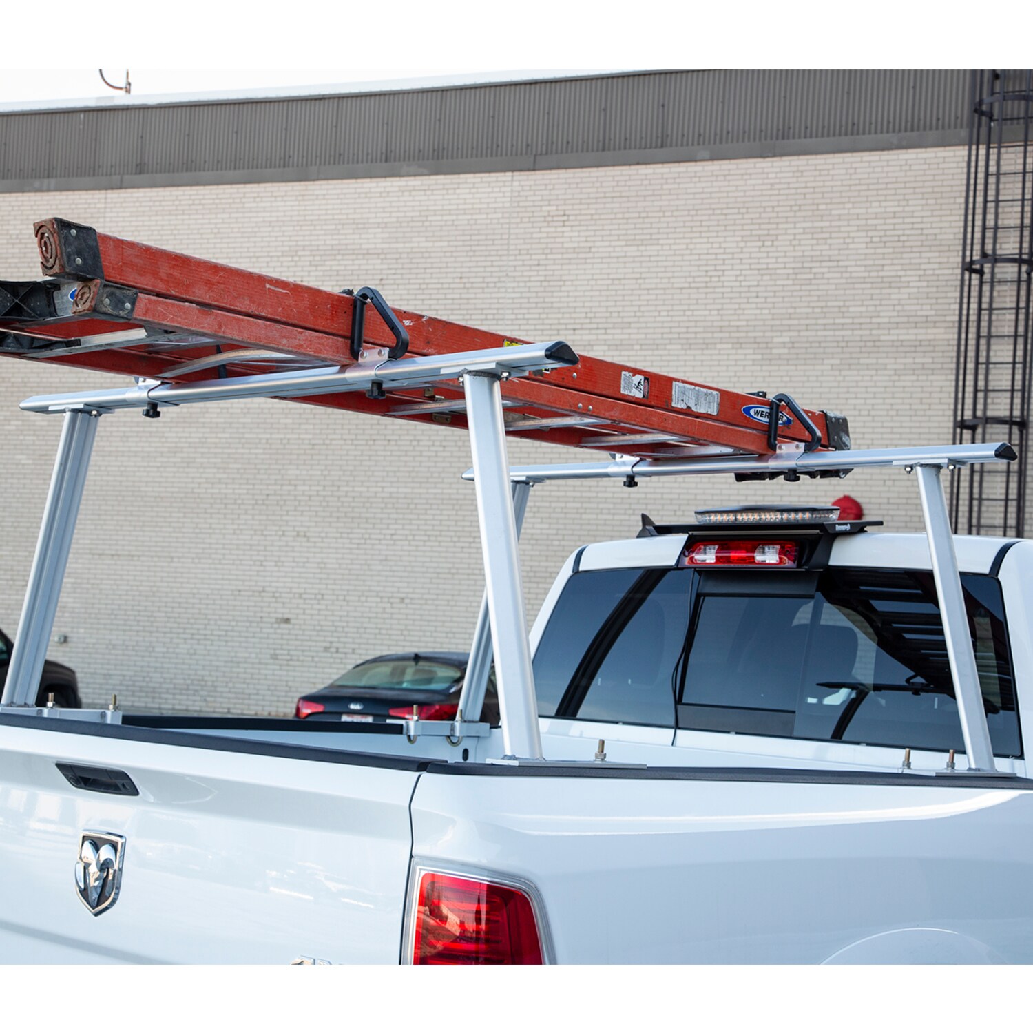 Rack para camioneta de Buyers Products de 68 pulgadas de aluminio para techo con escalera (Incluye Herrajes) 1501675