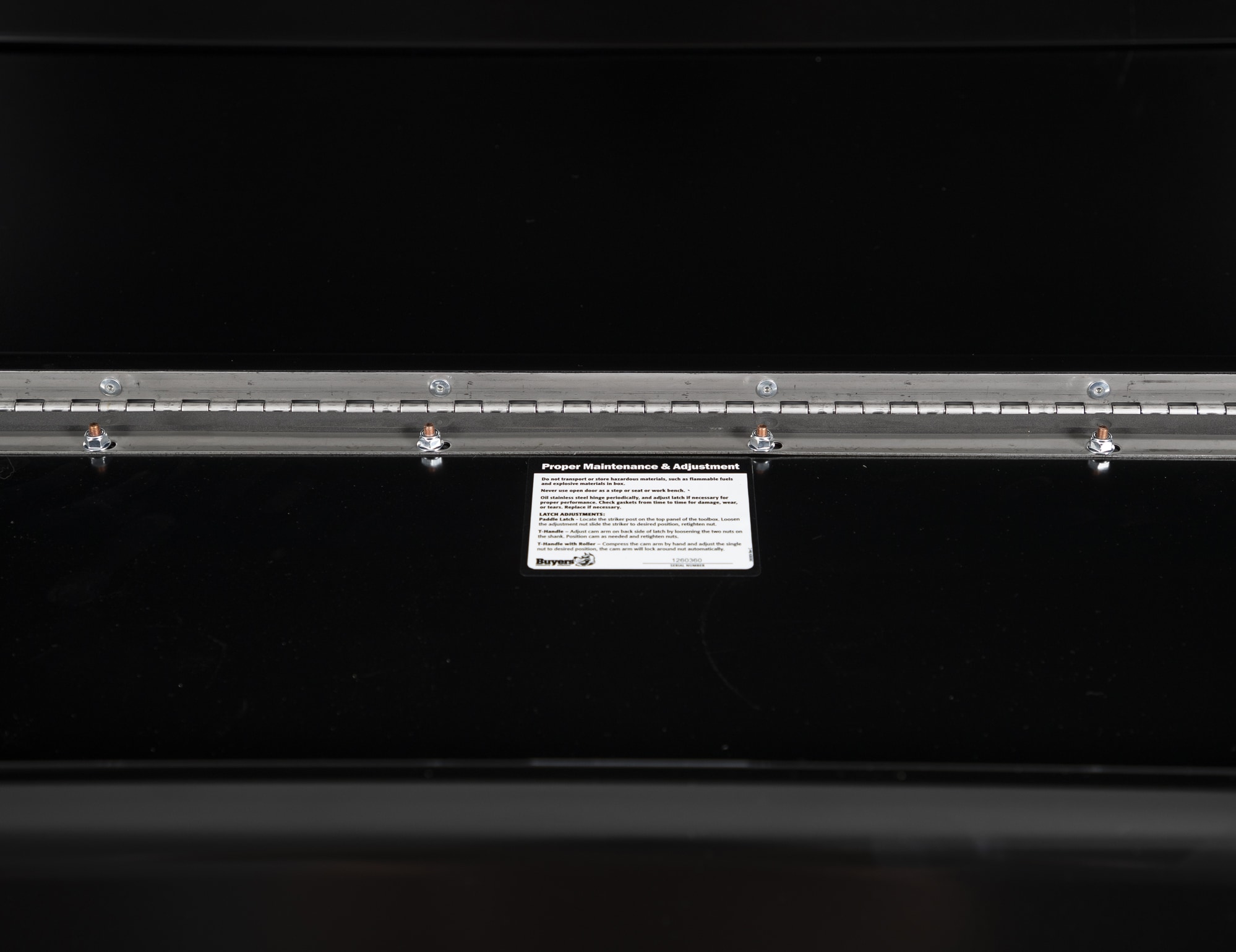 Caja de herramientas para camión bajo de acero negro de 60 pulgadas x 24 pulgadas x 24 pulgadas de Buyers Products 1704315