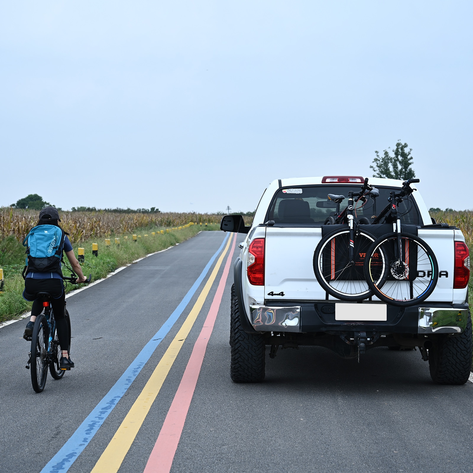 Protector de Cola para Bicicletas VEVOR, Pad para Portón Trasero de Camioneta de 33 pulgadas para Transportar 2 Bicicletas de Montaña, Pad de Protección con Franjas Reflectantes y Bolsillo para Herramientas, Pad Universal para Camionetas Pequeñas tipo Pick-up.