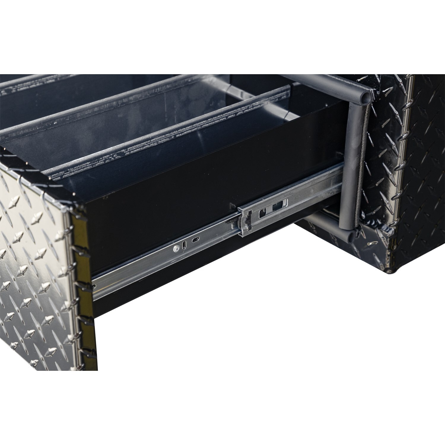 Caja de herramientas para camión montada en la parte superior de aluminio con acabado negro brillante en relieve de diamante de 18 pulgadas x 88 pulgadas x 21 pulgadas de Buyers Products