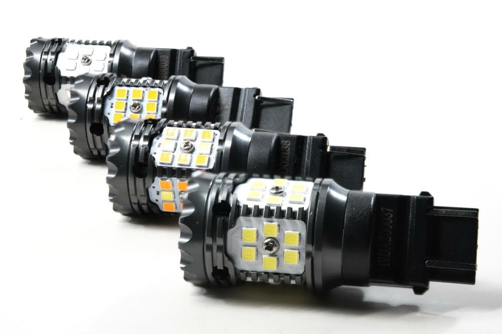 Sustitución de bombilla LED Gtr Carbide Can Bus 2 para señal de giro frontal de doble función (cambio de color: blanco/ámbar) 3156/3157 Ck de GTR Lighting.