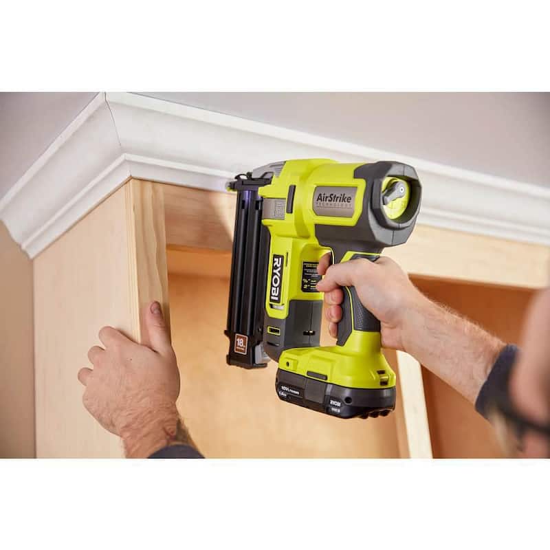 Clavadora de brad inalámbrica RYOBI ONE+ 18V calibre 18 con Router de base fija y compacta (solo herramientas) - P321-PCL424B