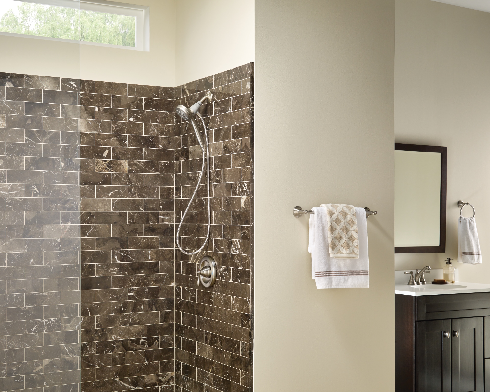 Juego de Accesorios Decorativos de Baño de Níquel Cepillado Sage de 3 Piezas Moen - Barra de Toalla, Porta Rollos de Papel Higiénico, Anillo de Toalla incluidos DN6893BN-01