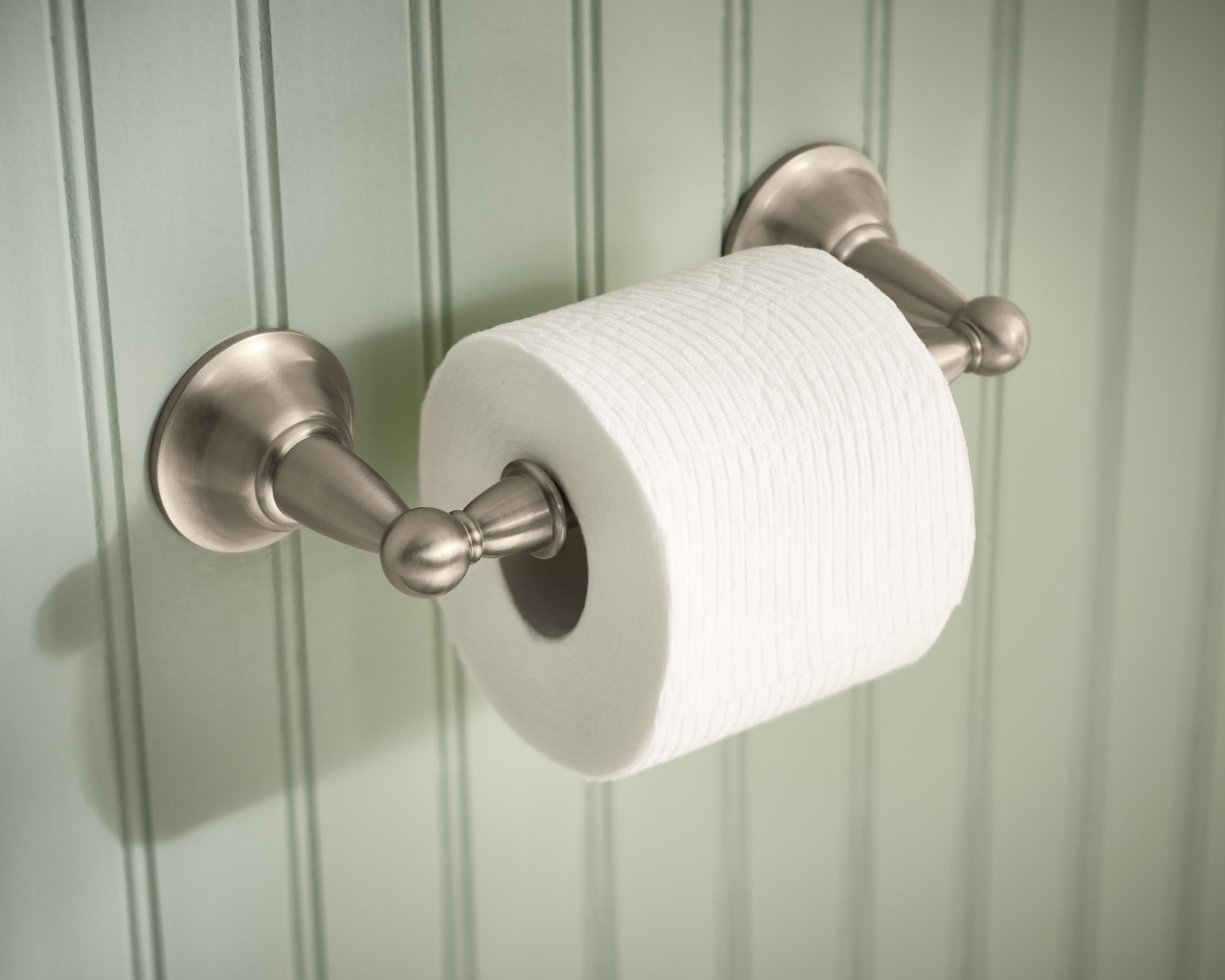 Juego de Accesorios Decorativos de Baño de Níquel Cepillado Sage de 3 Piezas Moen - Barra de Toalla, Porta Rollos de Papel Higiénico, Anillo de Toalla incluidos DN6893BN-01