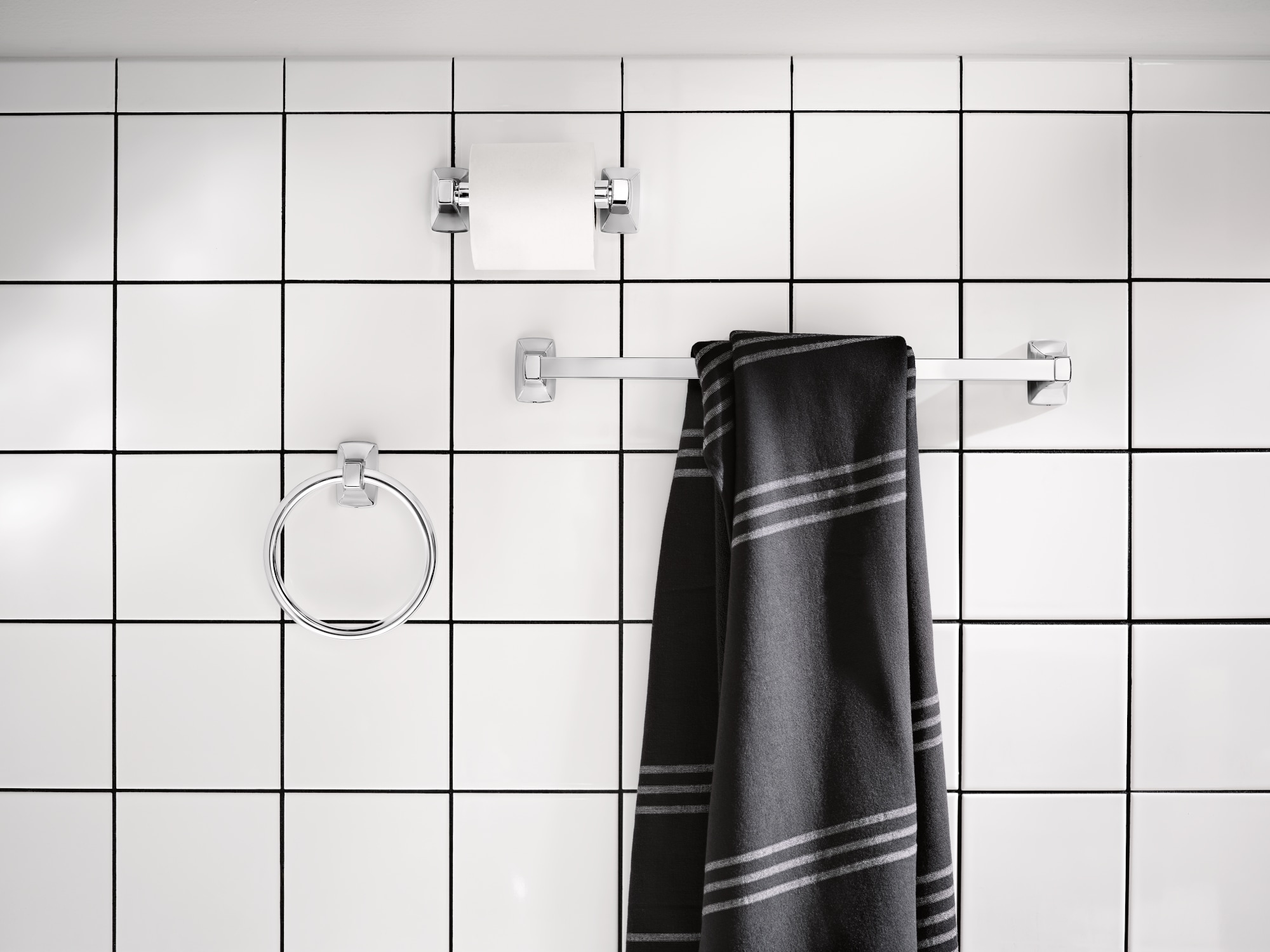 Juego de accesorios de baño decorativos de cromo Moen Adler de 3 piezas: Barra de toallas, porta papel higiénico, y argolla para toallas, incluido YB0193CH