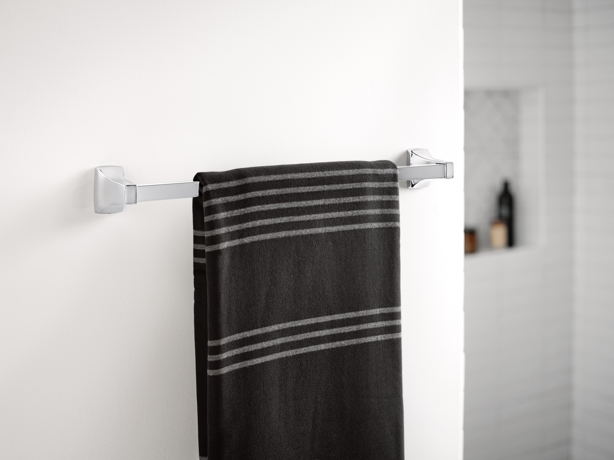 Juego de accesorios de baño decorativos de cromo Moen Adler de 3 piezas: Barra de toallas, porta papel higiénico, y argolla para toallas, incluido YB0193CH