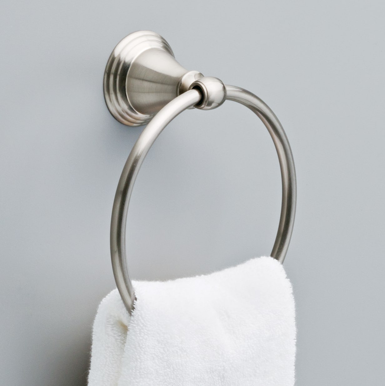 Set de accesorios decorativos para baño en níquel cepillado de 3 piezas Windemere: barra de toallas, portarrollos y argolla para toallas. Incluye WIN63VK-BN.