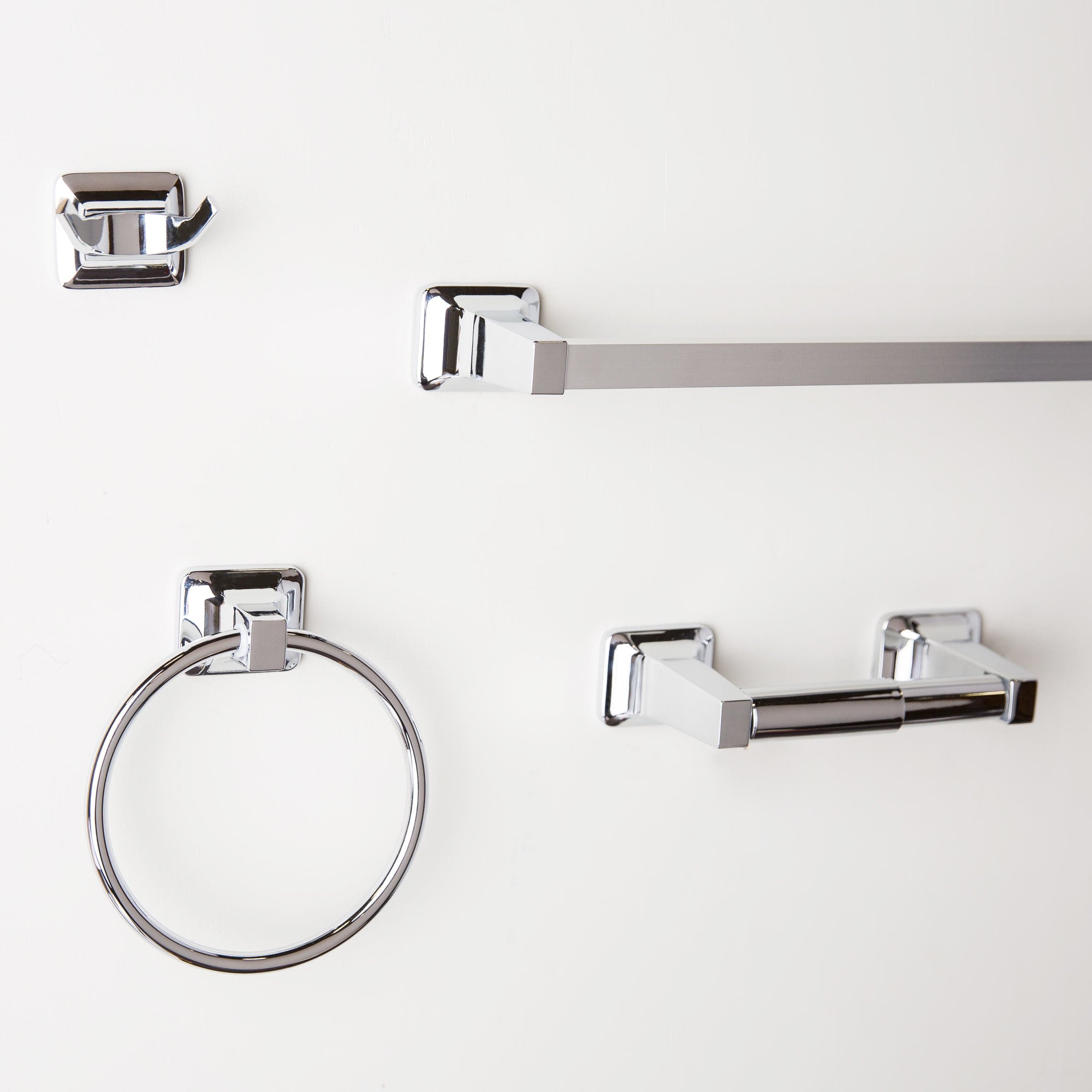 Juego de accesorios para baño decorativos en cromo de 4 piezas de Project Source: Barra para toallas, porta papel higiénico, argolla para toallas y gancho para batas incluidos.