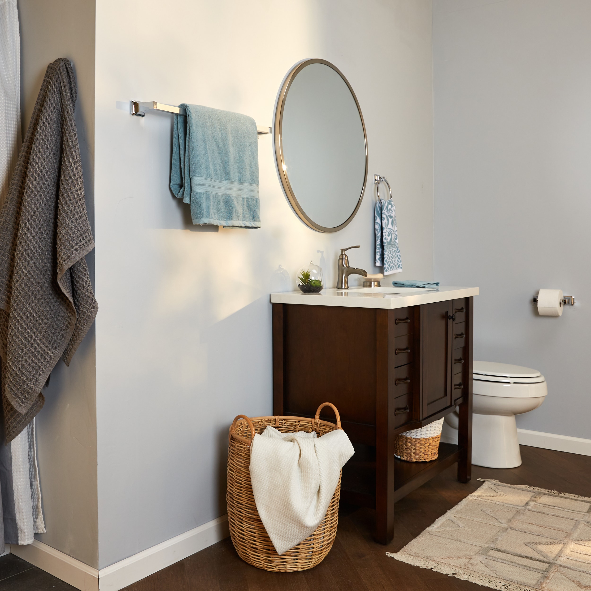 Juego de accesorios para baño decorativos en cromo de 4 piezas de Project Source: Barra para toallas, porta papel higiénico, argolla para toallas y gancho para batas incluidos.