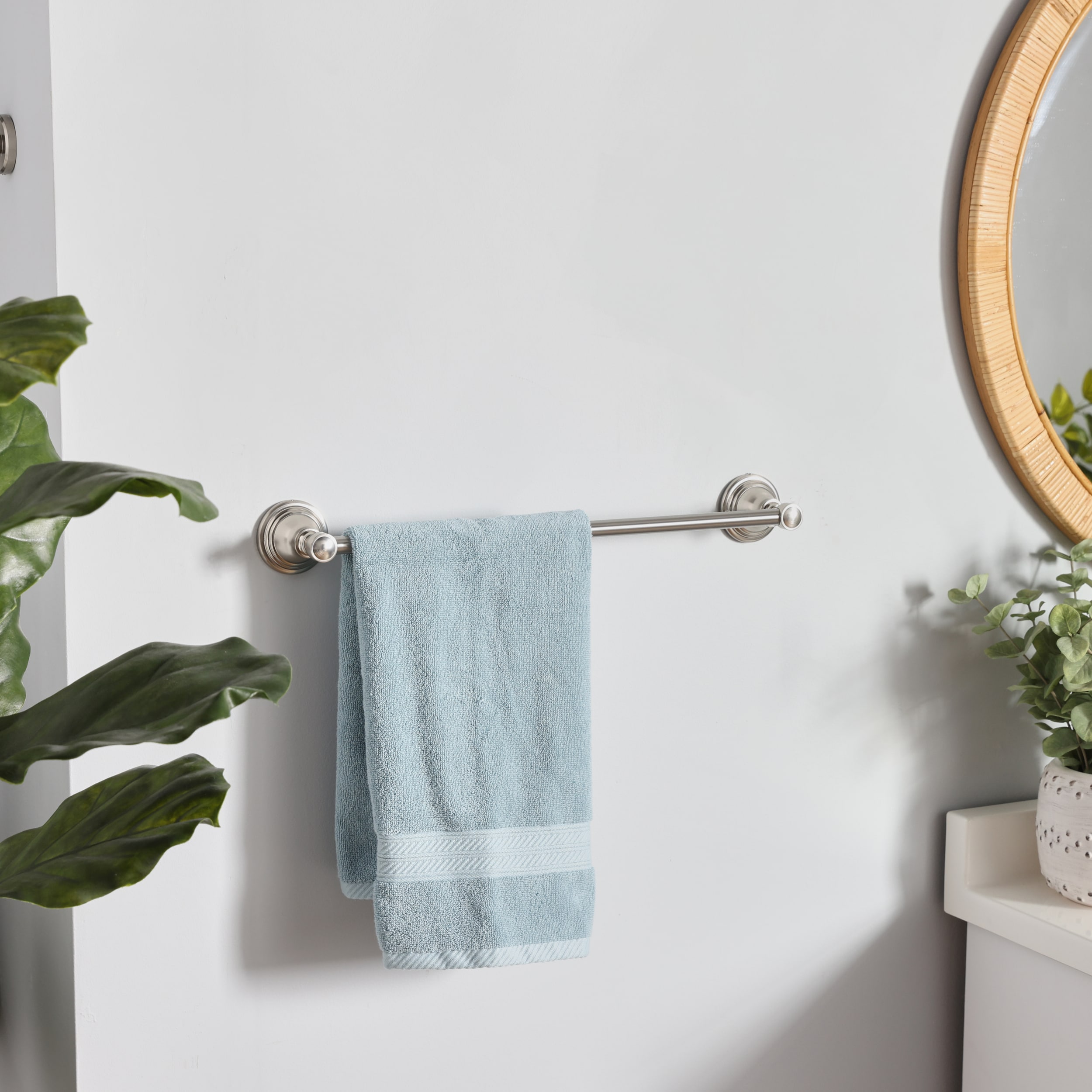 Conjunto de accesorios decorativos para baño de 3 piezas con acabado en níquel cepillado Jordon, incluye barra de toalla, porta papel higiénico y argolla para toalla - Modelo FSI657-18TPTRBNIC