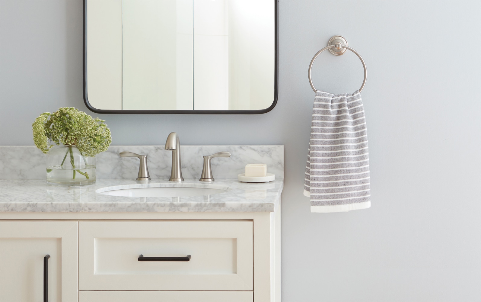 Conjunto de accesorios decorativos para baño de 3 piezas con acabado en níquel cepillado Jordon, incluye barra de toalla, porta papel higiénico y argolla para toalla - Modelo FSI657-18TPTRBNIC