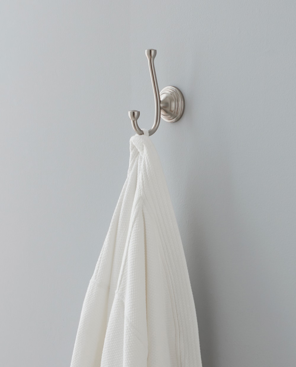 Conjunto de accesorios decorativos para baño de 3 piezas con acabado en níquel cepillado Jordon, incluye barra de toalla, porta papel higiénico y argolla para toalla - Modelo FSI657-18TPTRBNIC