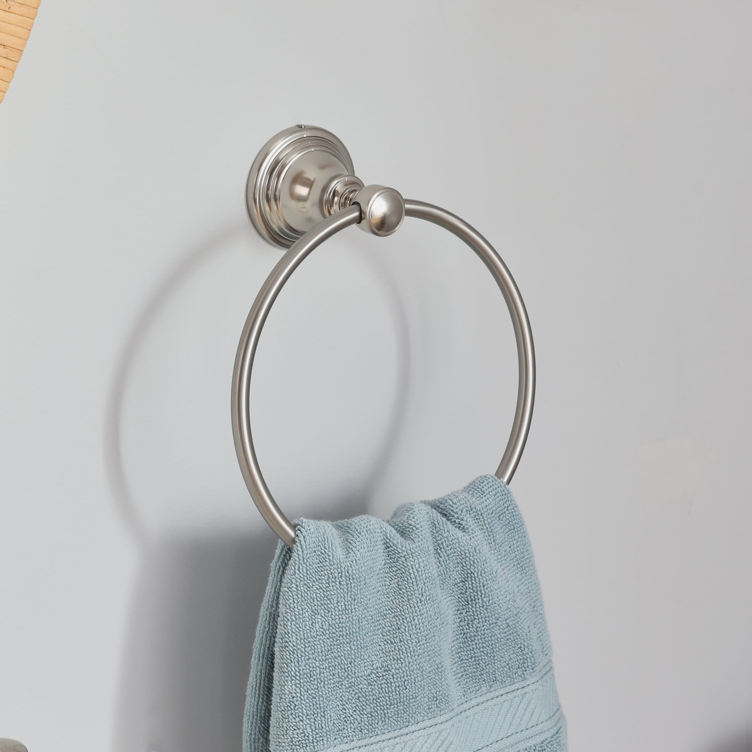 Conjunto de accesorios decorativos para baño de 3 piezas con acabado en níquel cepillado Jordon, incluye barra de toalla, porta papel higiénico y argolla para toalla - Modelo FSI657-18TPTRBNIC