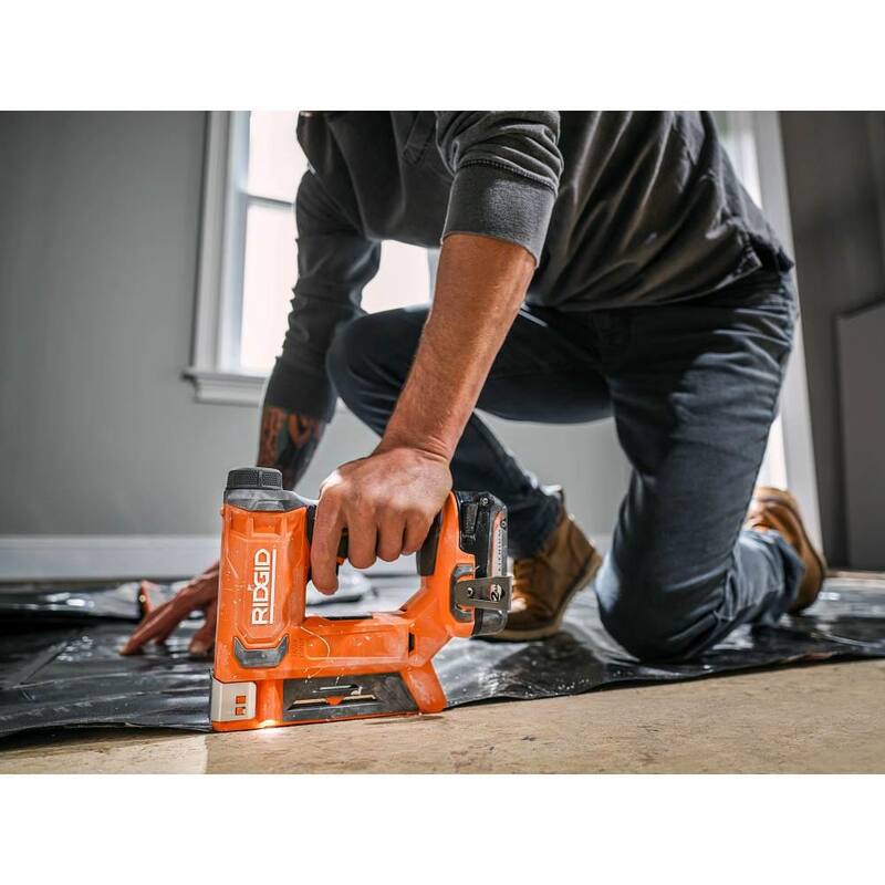 GRAPADORA ELÉCTRICA INALÁMBRICA SIN ESCOBILLAS RIDGID DE 18V DE CALIBRE 18 DE 2-1/8 PULGADAS CON GRAPADORA ELÉCTRICA INALÁMBRICA DE 18V DE 3/8 DE PULGADA (SÓLO HERRAMIENTAS) - R09891B-R09897B