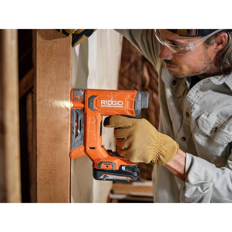 GRAPADORA ELÉCTRICA INALÁMBRICA SIN ESCOBILLAS RIDGID DE 18V DE CALIBRE 18 DE 2-1/8 PULGADAS CON GRAPADORA ELÉCTRICA INALÁMBRICA DE 18V DE 3/8 DE PULGADA (SÓLO HERRAMIENTAS) - R09891B-R09897B