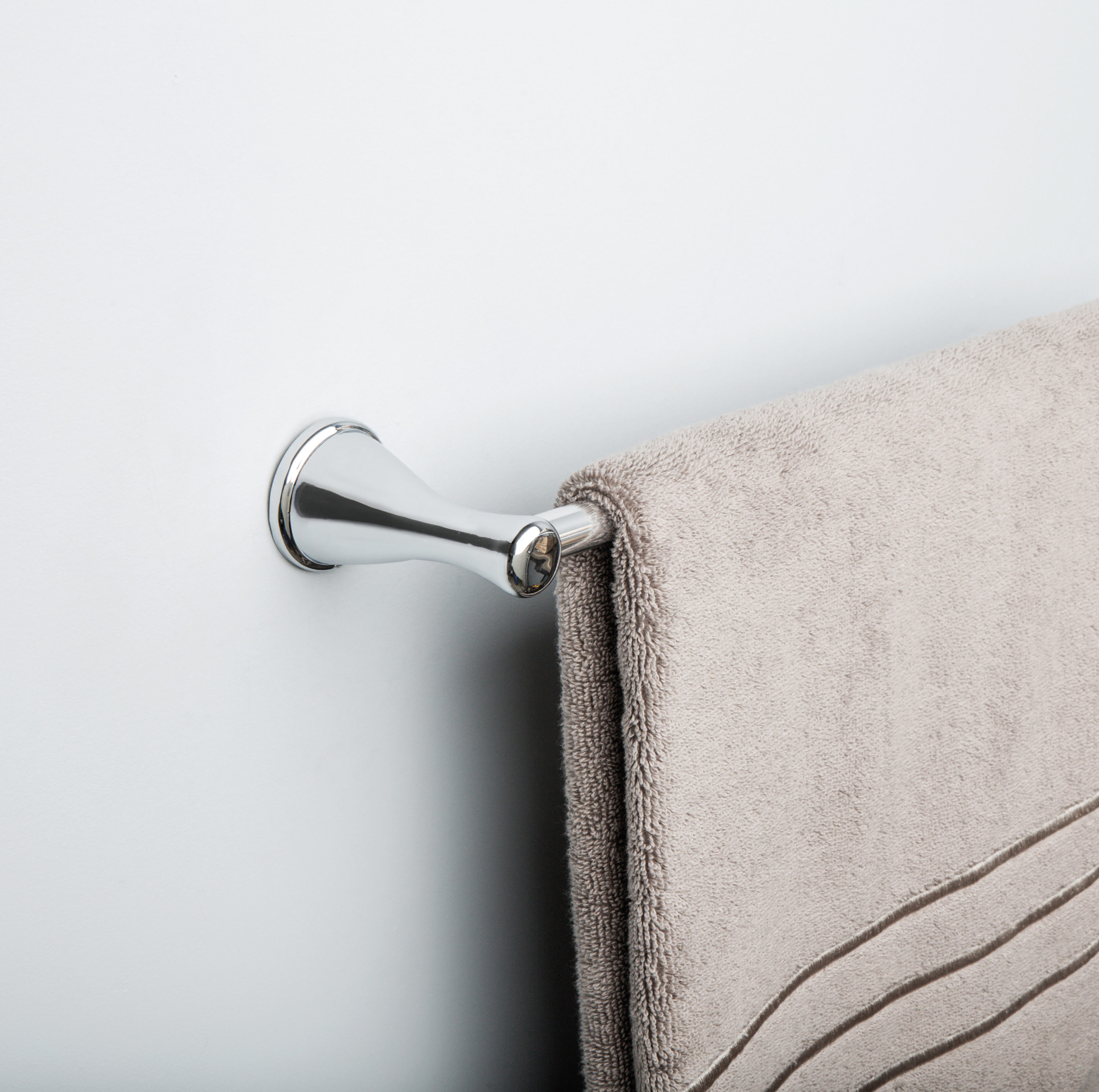 Juego de Accesorios para Baño Decorativo de Cromo Bailey de 3 Piezas Incluye Barra para Toallas, Porta Rollos de Papel y Argolla para Toallas
