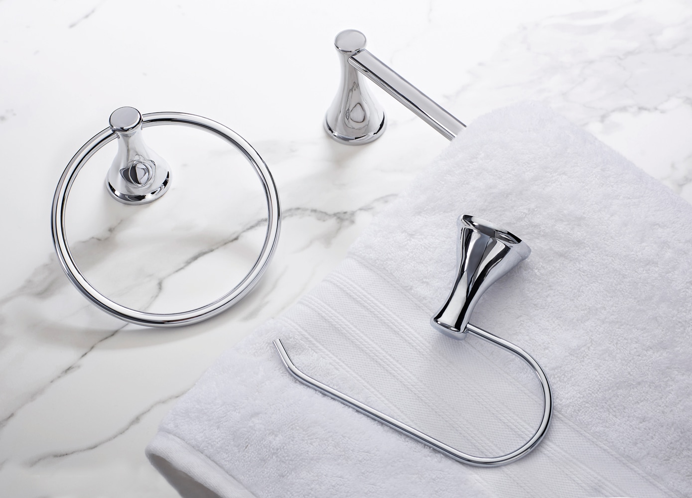 Juego de Accesorios para Baño Decorativo de Cromo Bailey de 3 Piezas Incluye Barra para Toallas, Porta Rollos de Papel y Argolla para Toallas