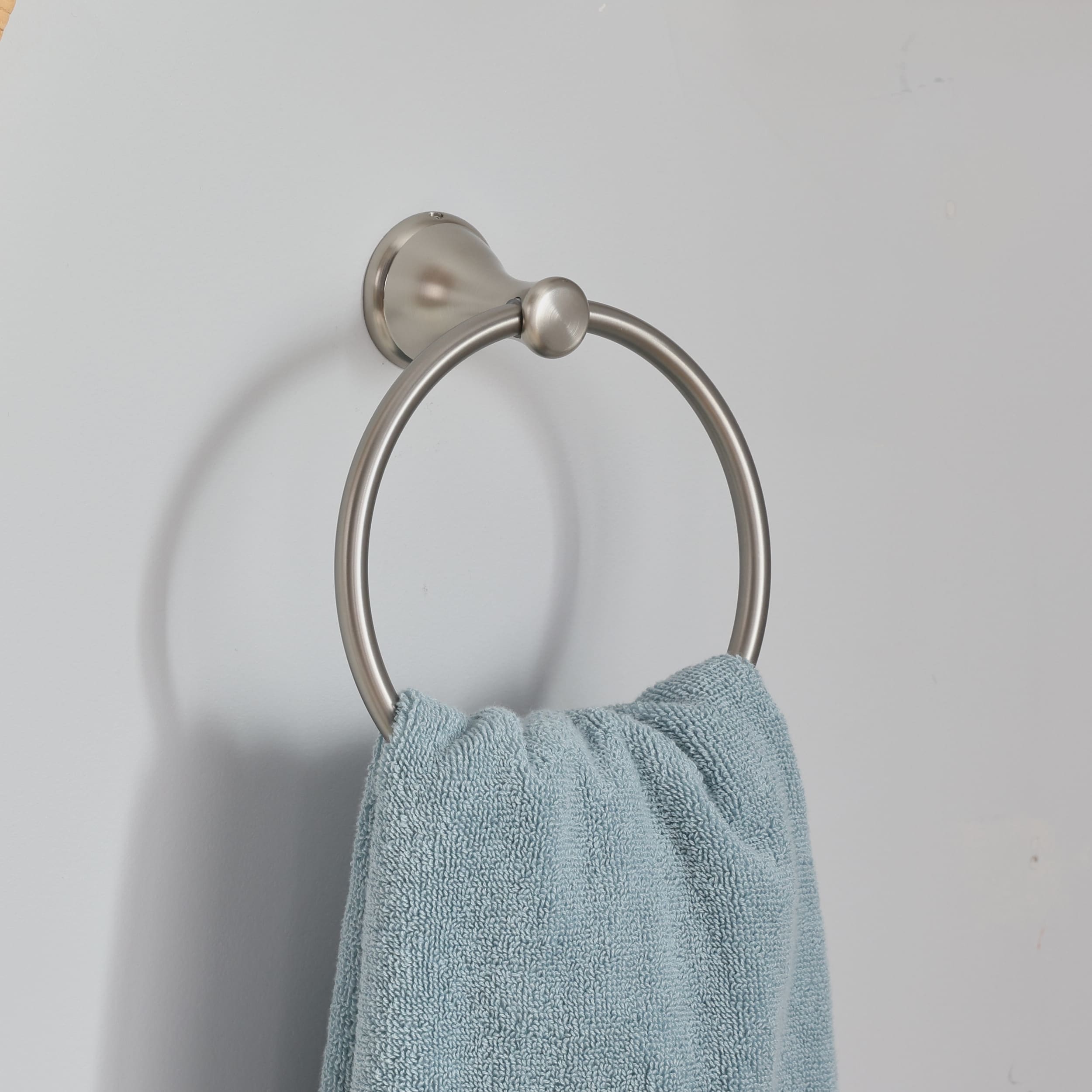 Juego de accesorios decorativos para baño de 3 piezas Bailey en níquel cepillado, incluye barra de toallas, portarrollos y argolla para toallas - FSI 2403KIT BN