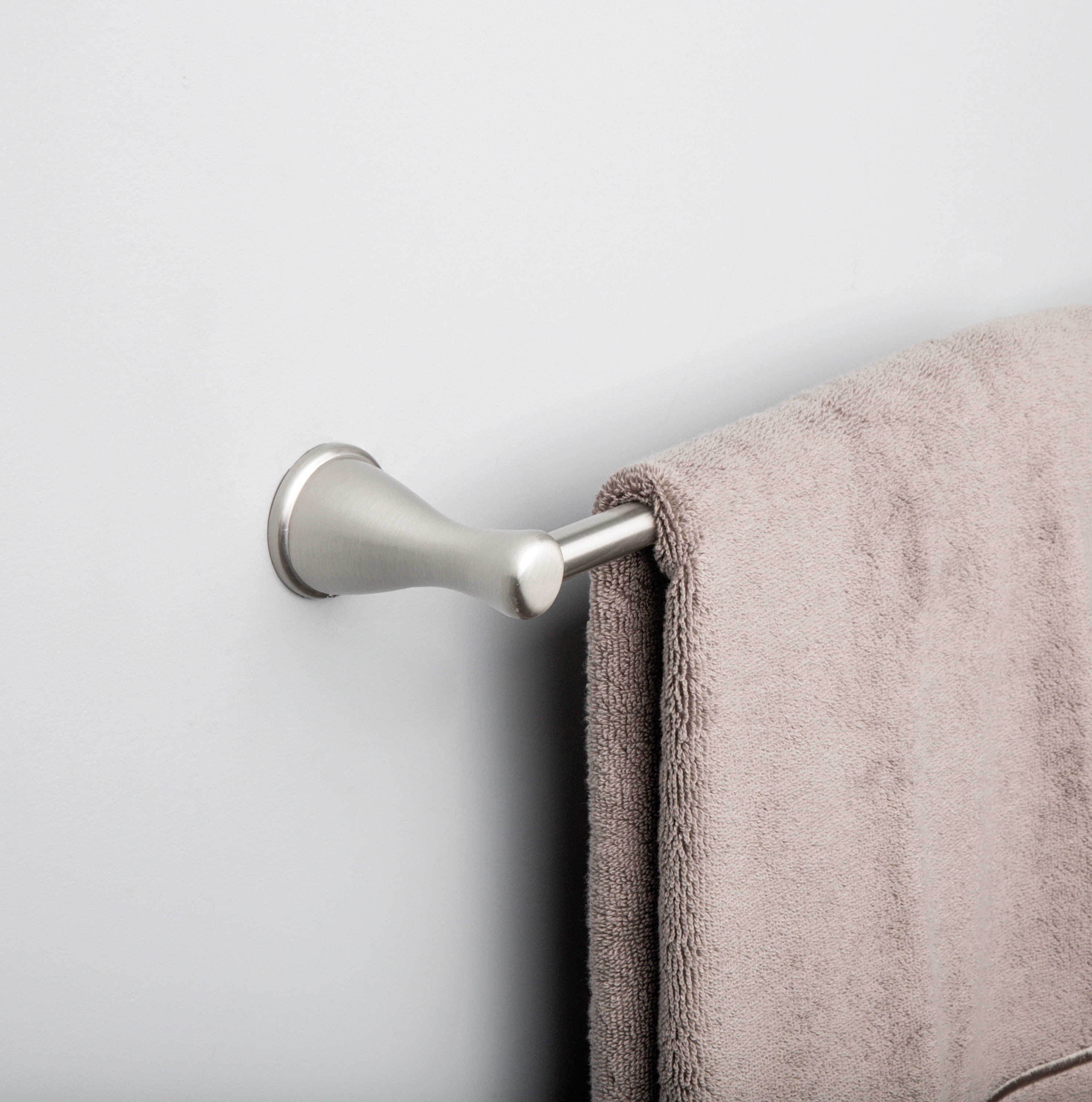 Juego de accesorios decorativos para baño de 3 piezas Bailey en níquel cepillado, incluye barra de toallas, portarrollos y argolla para toallas - FSI 2403KIT BN