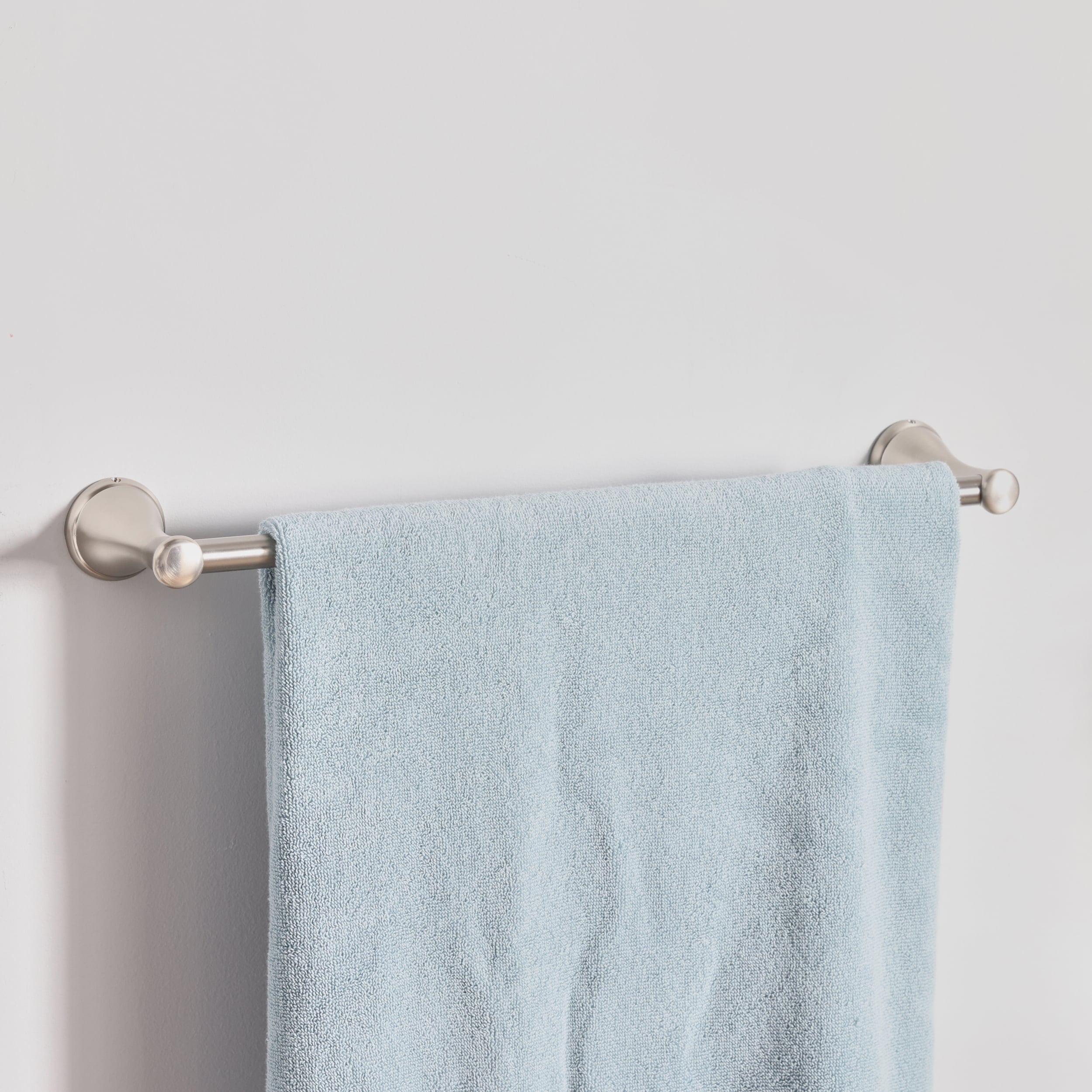 Juego de accesorios decorativos para baño de 3 piezas Bailey en níquel cepillado, incluye barra de toallas, portarrollos y argolla para toallas - FSI 2403KIT BN