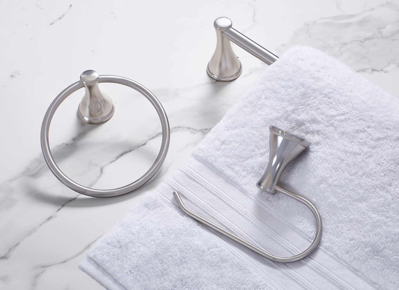 Juego de accesorios decorativos para baño de 3 piezas Bailey en níquel cepillado, incluye barra de toallas, portarrollos y argolla para toallas - FSI 2403KIT BN