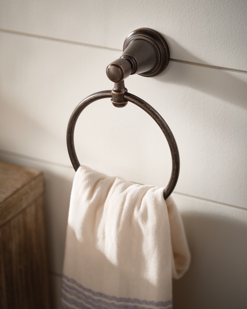 Juego de Accesorios para Baño Decorativo en Bronce Aceitado de 3 Piezas Moen Bradshaw- Barra de Toalla, Porta Papel Higiénico, Anillo para Toalla, Incluidos DN3693ORB